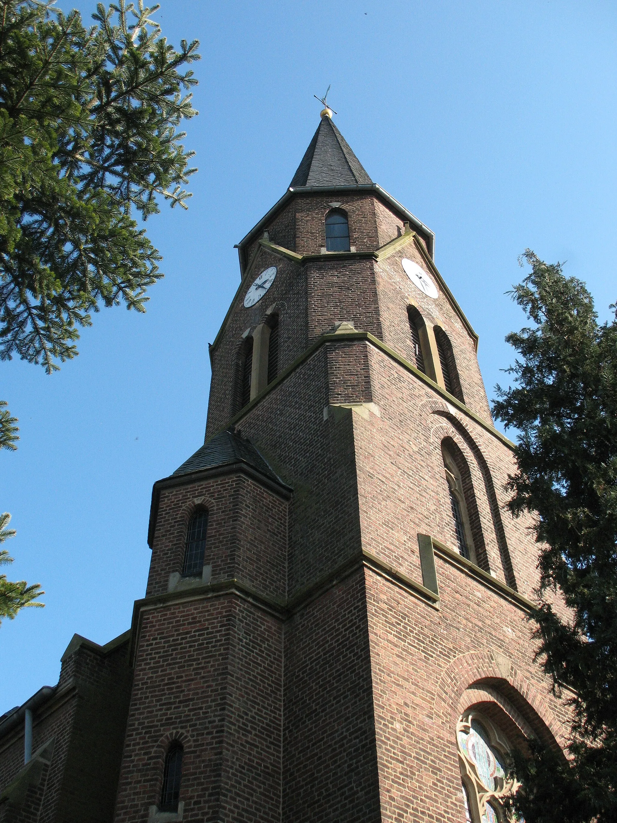 Photo showing: Kirchturm der Manheimer Kirche St. Albanus und Leonhardus von der Buirer Straße aus gesehen.