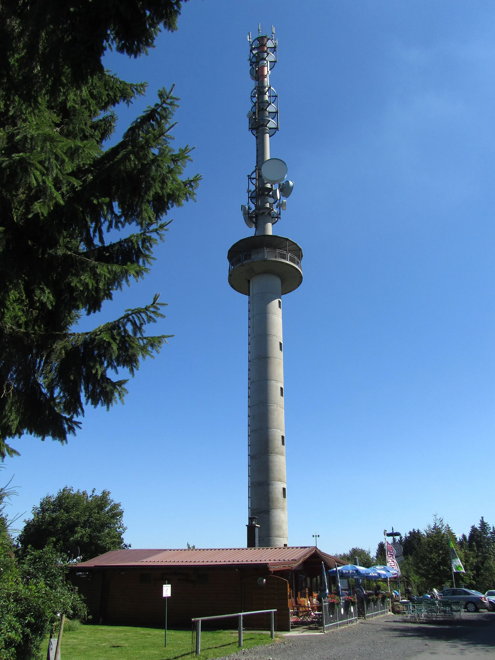 Photo showing: Alpenroder Hütte mit Mobilfunk- und Aussichtsturm auf dem Gräbersberg (513 m) im Westerwald