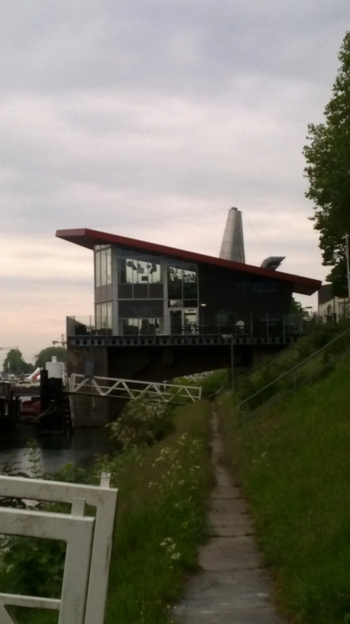 Photo showing: Restaurant de Kolentip in Maasbracht gezien vanuit het zuiden. Het betonnen onderstel is van de kolentip. Deze deed in de 20e eeuw dienst.