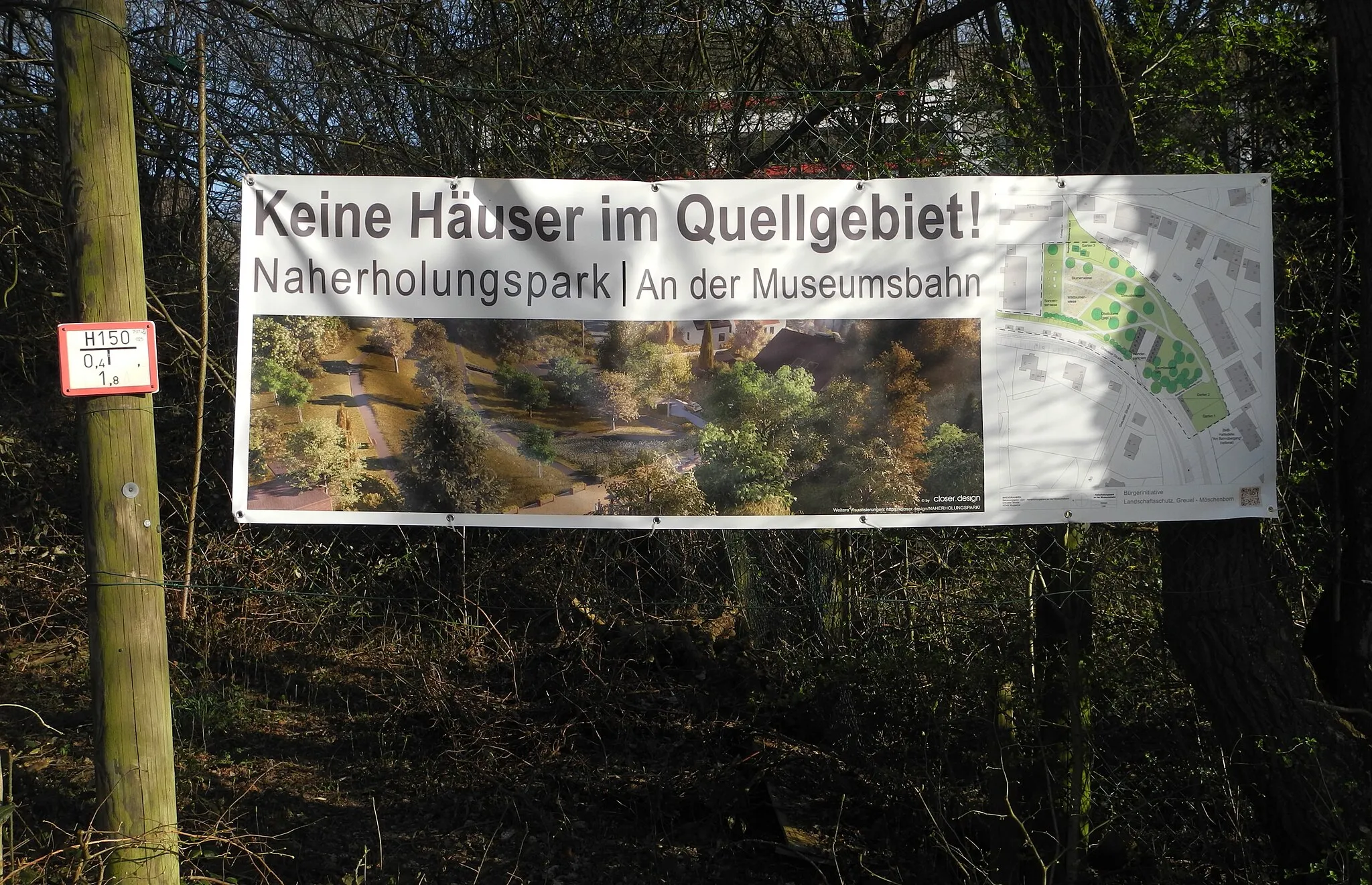 Photo showing: Wuppertal, Trasse der Bergischen Museumsbahnen unterhalb der Querung des Greueler Wegs, Banner einer Bürgerinitiative gegen die Wohnbebauung des angrenzenden Grünareals