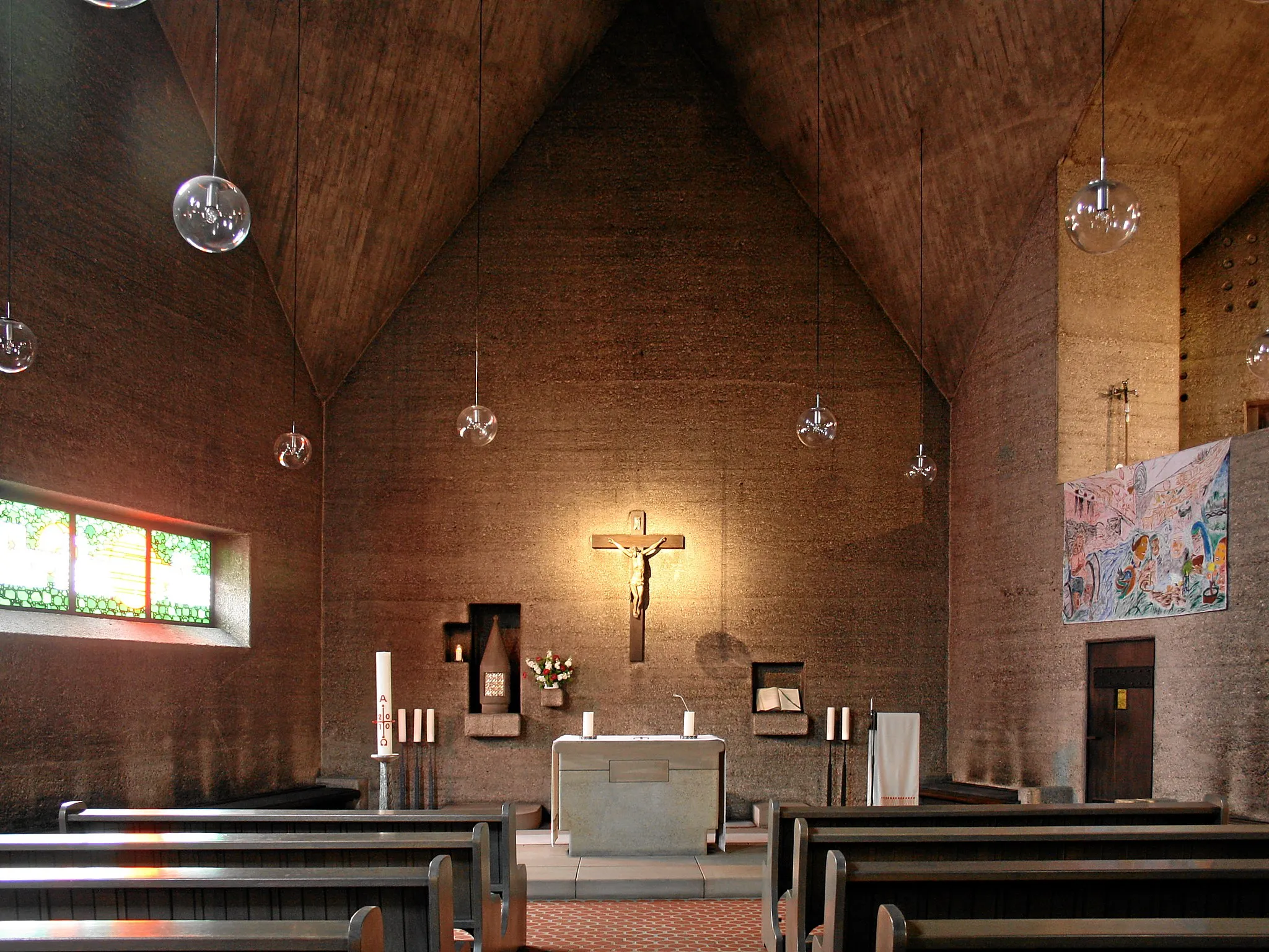 Photo showing: Bergisch-Gladbach-Refrath, Germany. Chapel in Bethanien children's village, interior view.