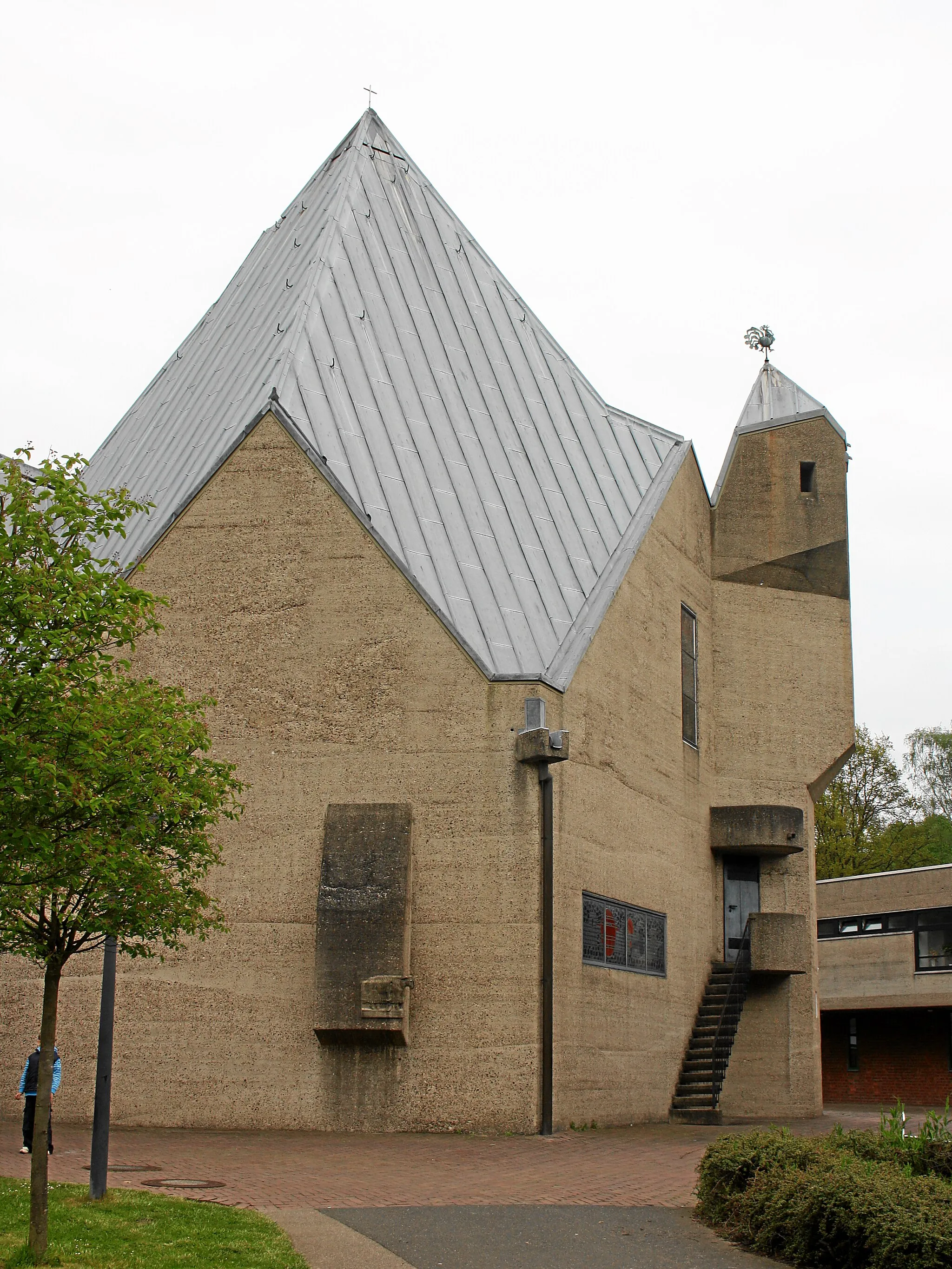 Photo showing: Bergisch-Gladbach-Refrath, Germany. Chapel in Bethanien children's village, exterior view from South-West.