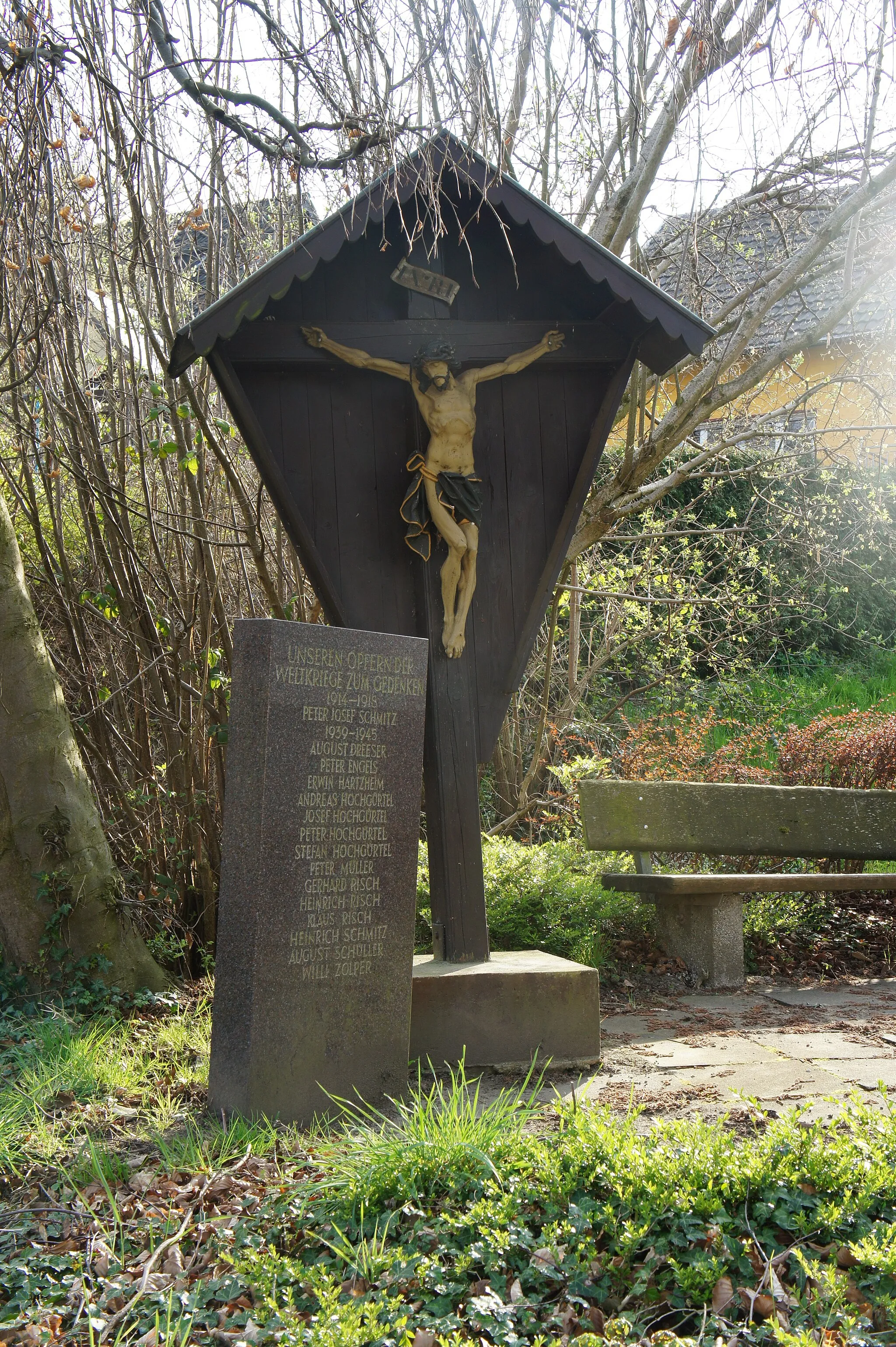 Photo showing: Holzkreuz mit Kriegsdenkmal (vermutlich denkmalgeschützt), Im Ort, Züllighoven, Gemeinde Wachtberg