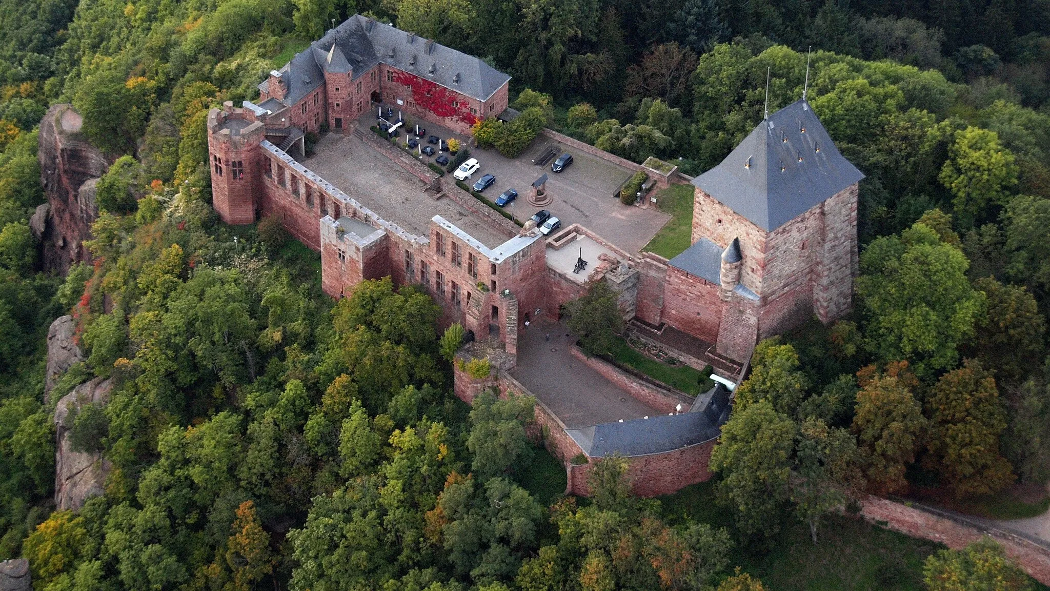 Photo showing: Burg Nideggen, Ansicht aus südöstlicher Richtung, Luftaufnahme (2015)