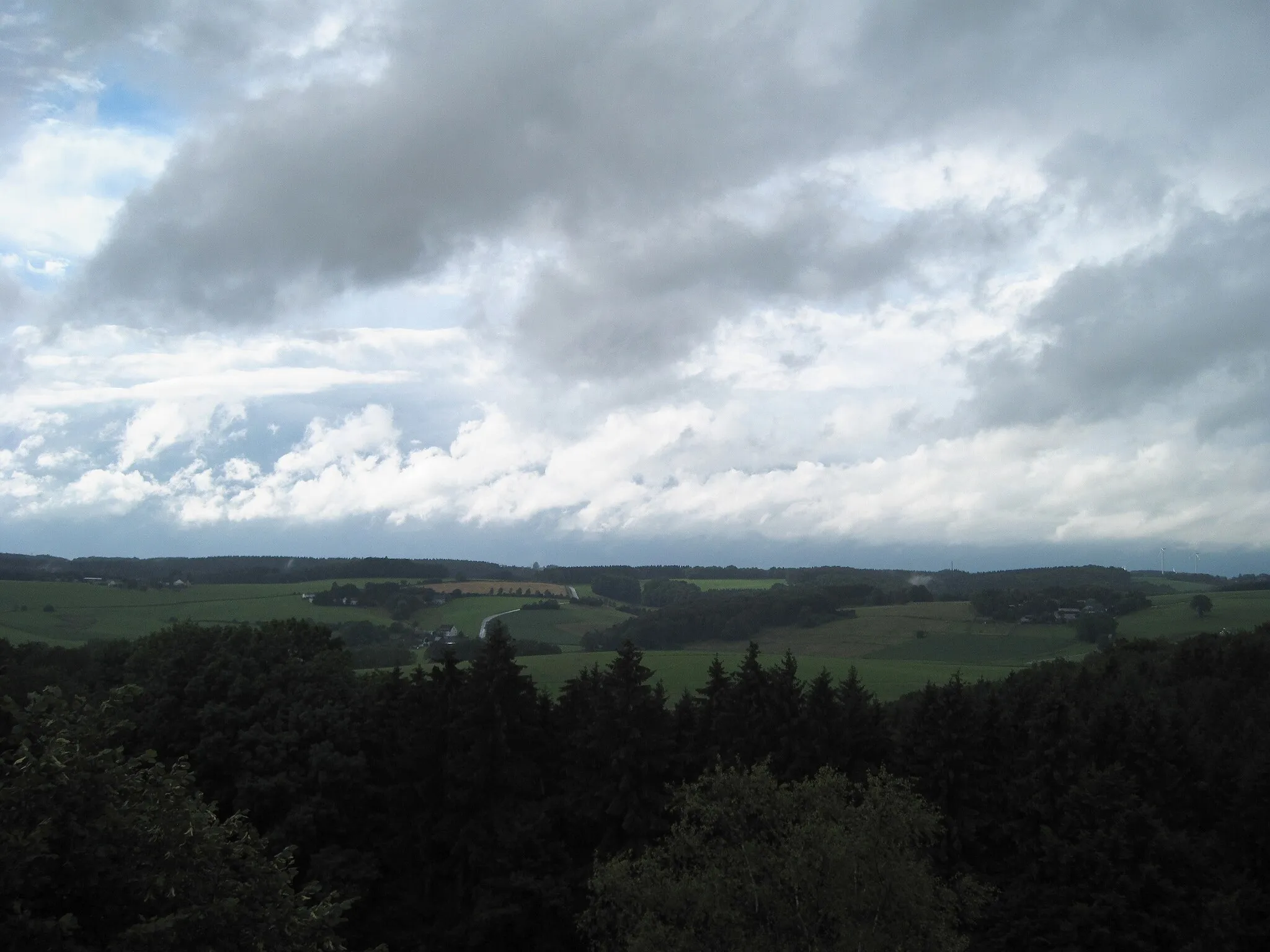 Photo showing: Blick vom Kirchturm der katholischen Kirche Unbefleckte Empfängnis in Wipperfürth-Egen. Von links nach rechts: Hönde, Kotten und Berge.