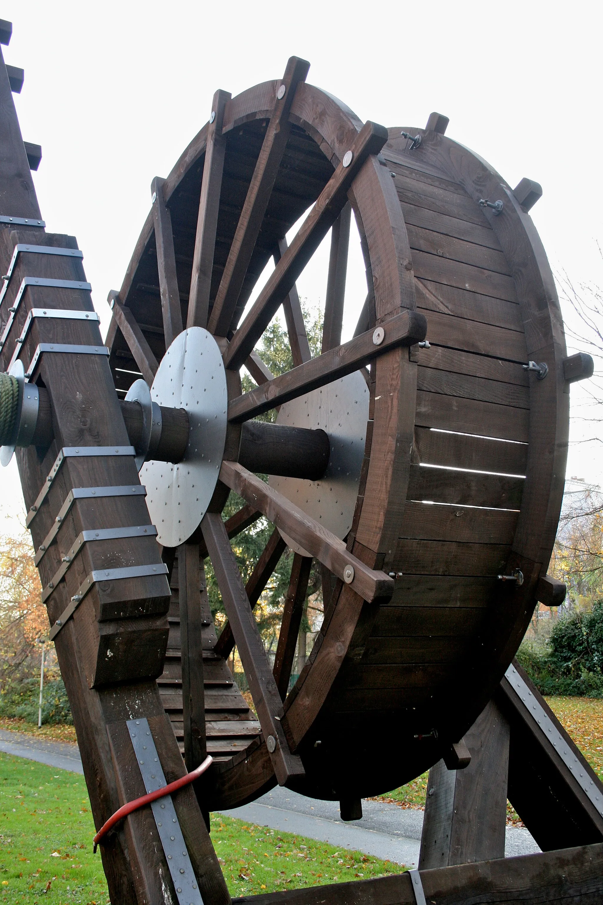 Photo showing: Reconstruction of roman crane, Bonn.