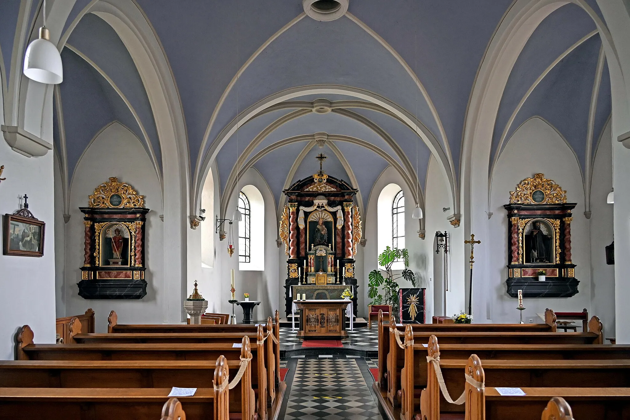 Photo showing: St. Antonius (Ginnick), Innenraum mit Hochaltar und Seitenaltären