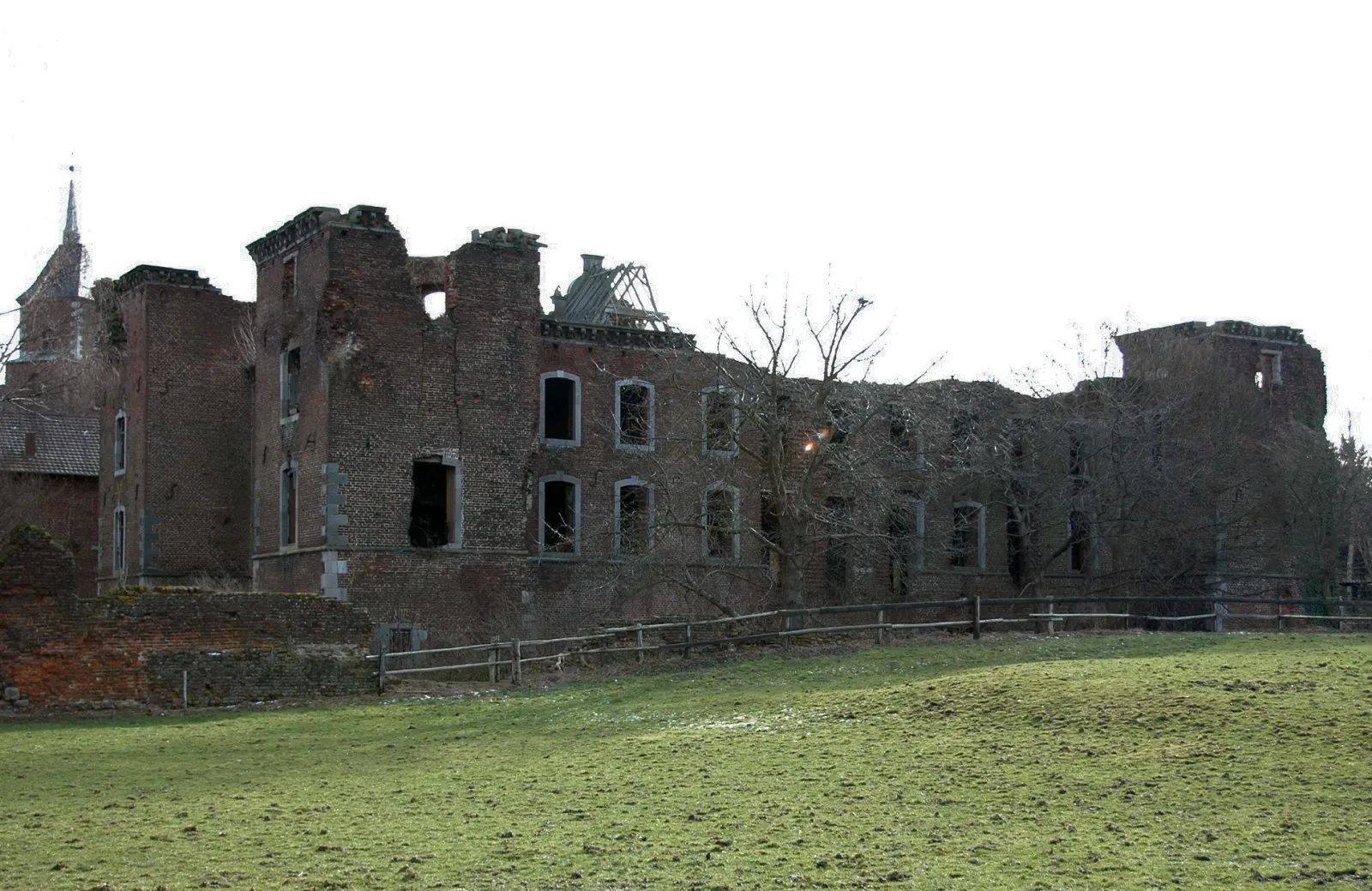 Photo showing: Ruin of the Teutonic Order commandry in Aldenhoven-Siersdorf, north-western aspect