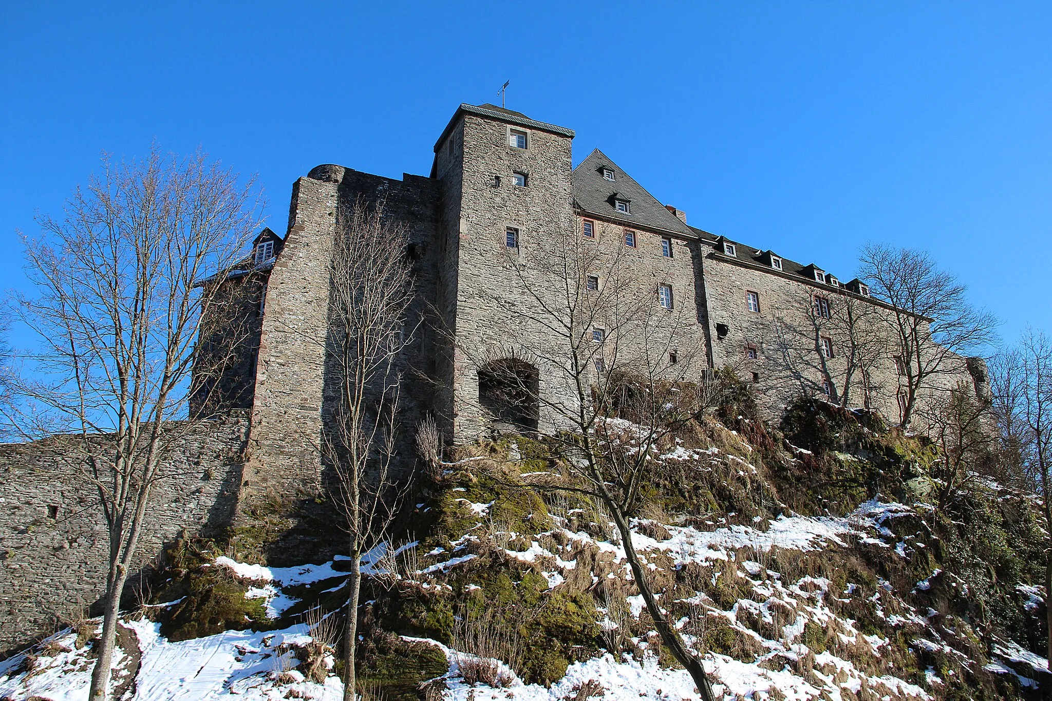 Photo showing: Monschau (Germany), the western walls of the castle of the Dukes of Jülich (XIIIth century).