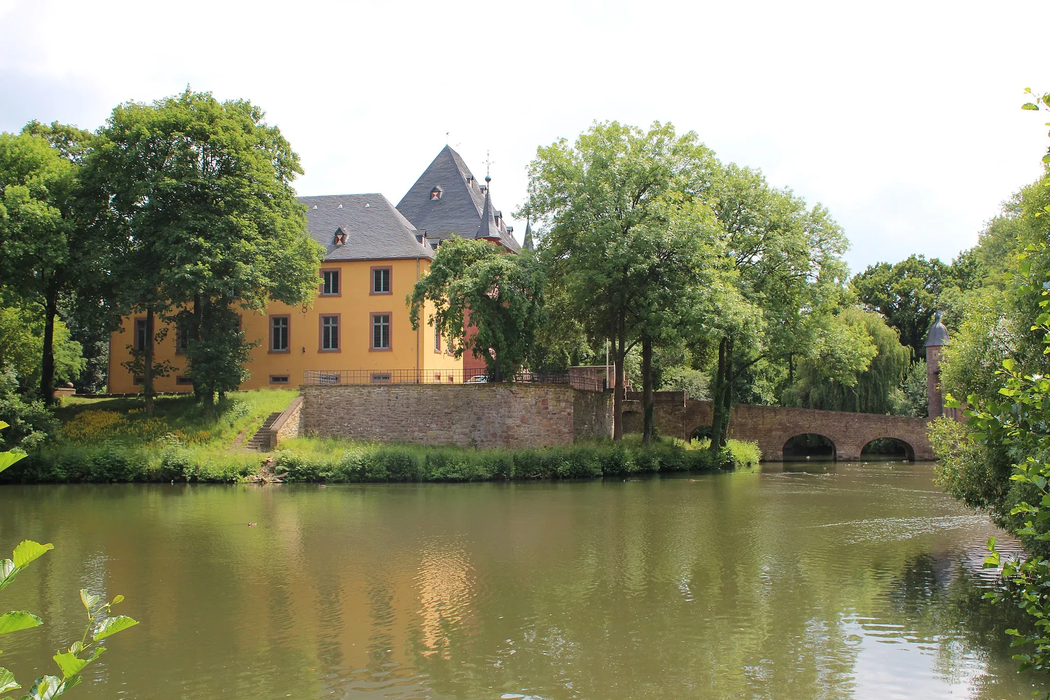 Photo showing: Schloss Burgau, Von-Aue-Straße 1, 52355 Düren