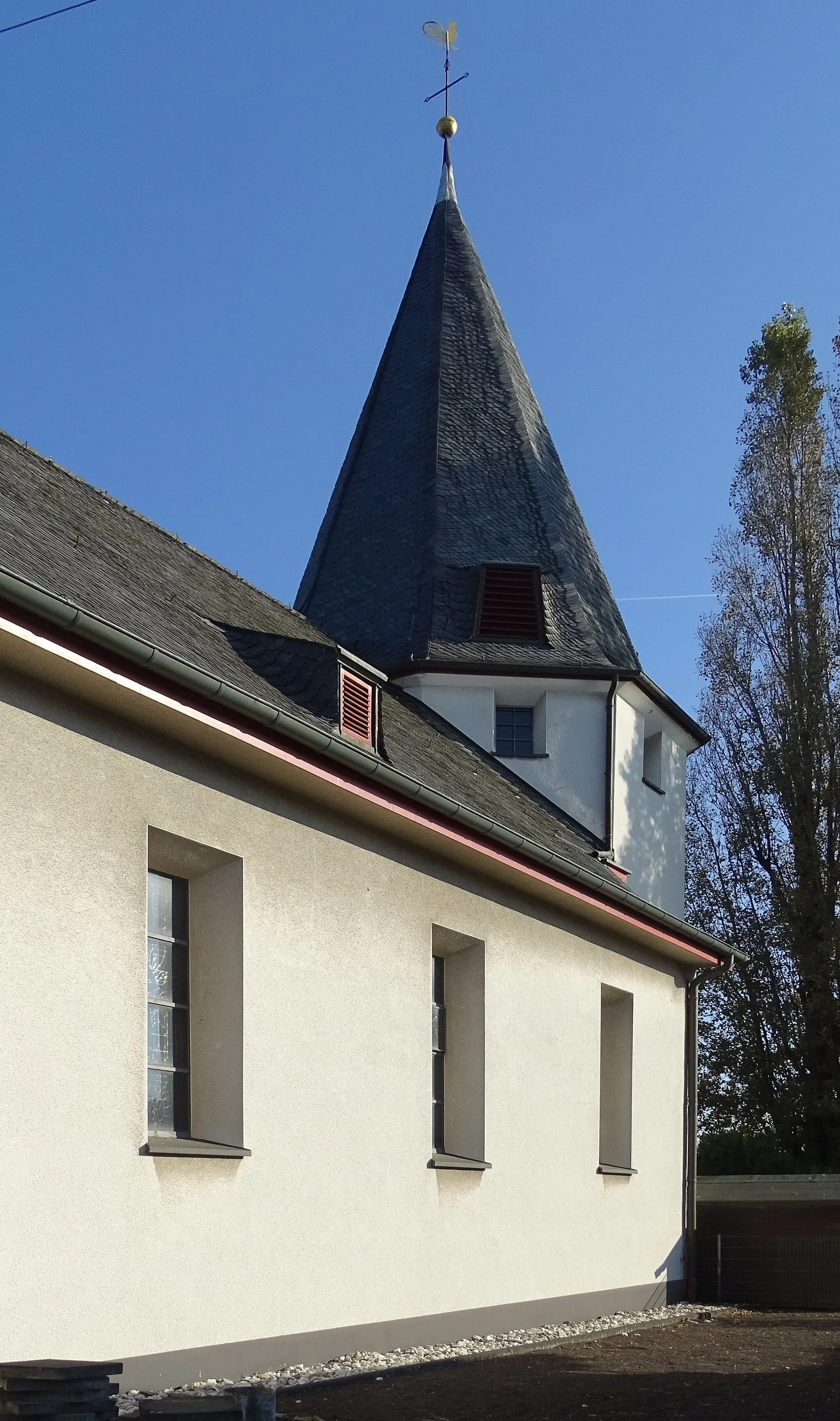 Photo showing: Catholic parish church of St. Georg in Widdig, Römerstraße 63: partial view of the southern side