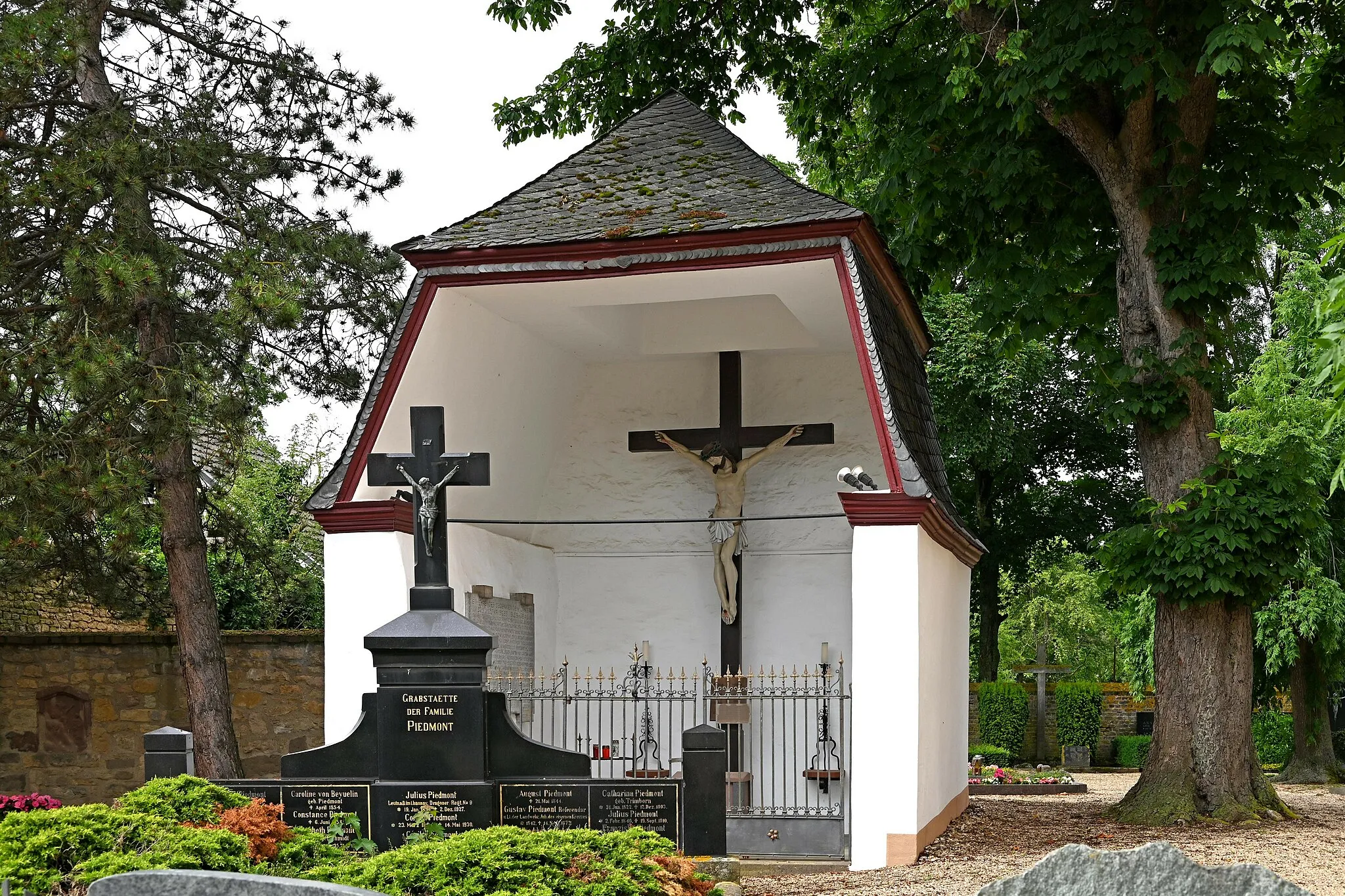 Photo showing: Bürvenich, Friedhof, Friedhofskreuz und Grabstätte der Familie Piedmont