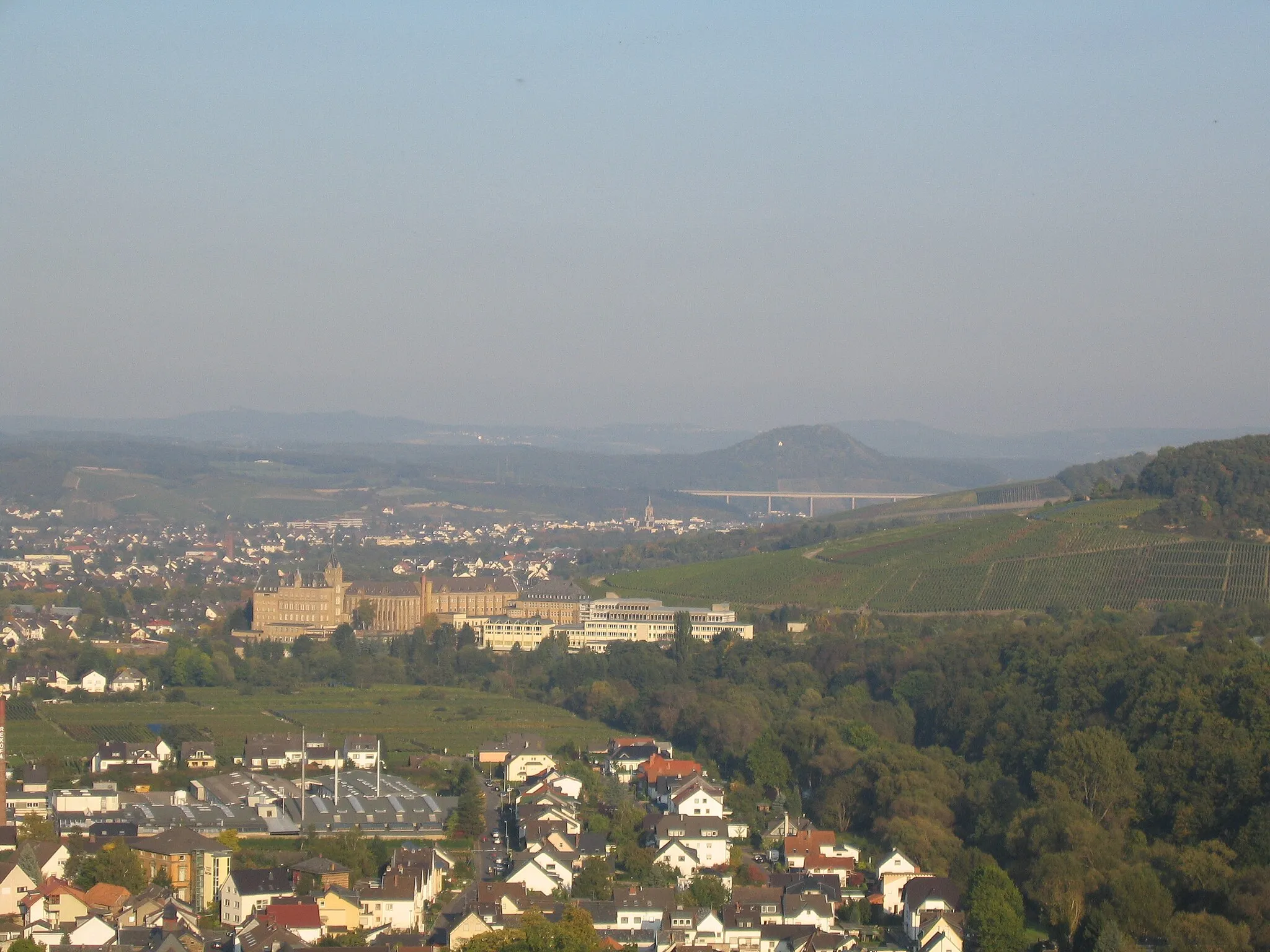 Photo showing: Die Landskrone, mit A61-Brücke und Kloster Calvarienberg im Vordergrund, aus der gleichen Richtung betrachtet wie man sie auch von der Autobahn aus sieht.