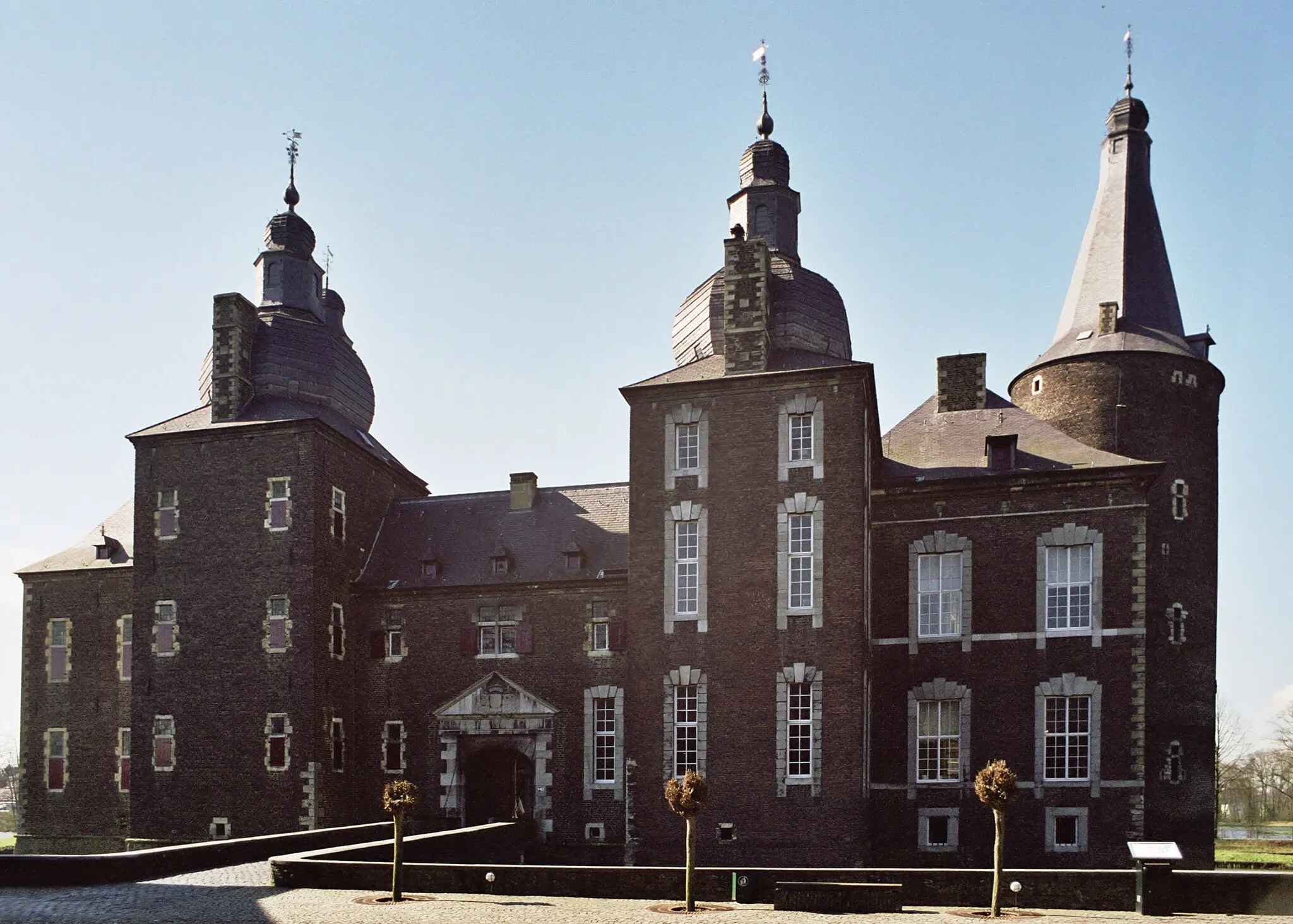 Photo showing: Hoensbroek Castle in Hoensbroek, Heerlen, Limburg, the Netherlands - Main building