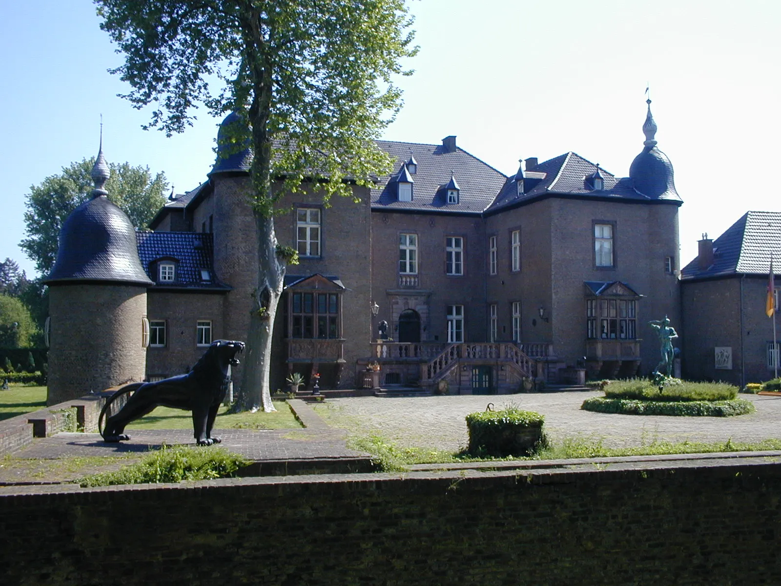 Photo showing: Schloss Nörvenich; im Hof eine Löwenfigur und der Prometheus von Breker.