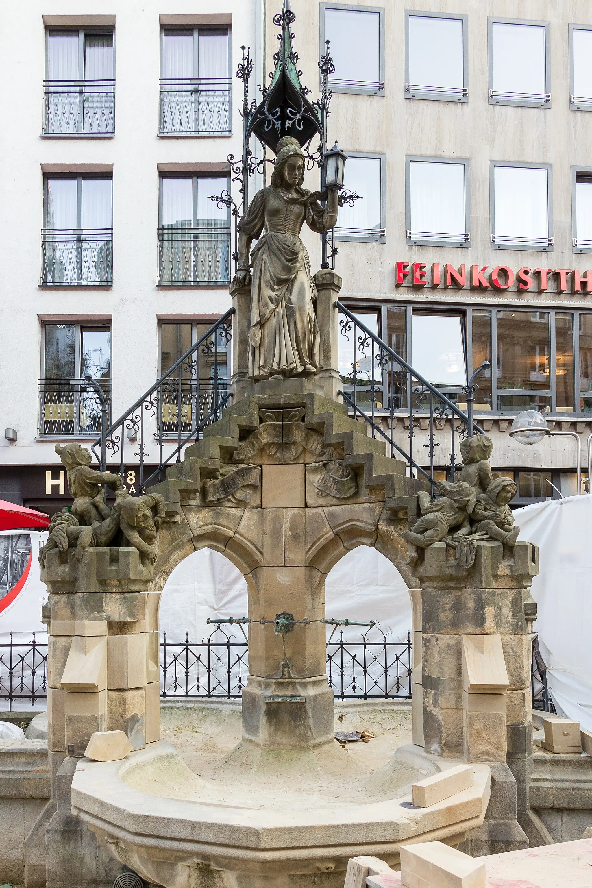 Photo showing: Heinzelmännchenbrunnen Köln - Renovierung im Frühjahr 2018