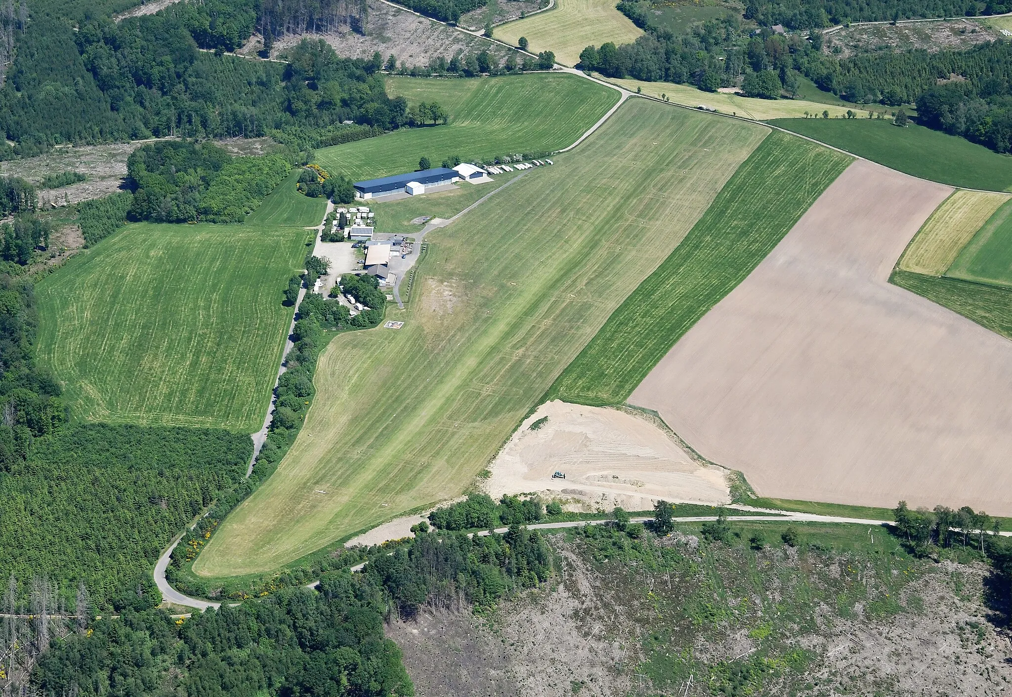 Photo showing: Aerial image of the Bergneustadt/Auf dem Dümpel airfield