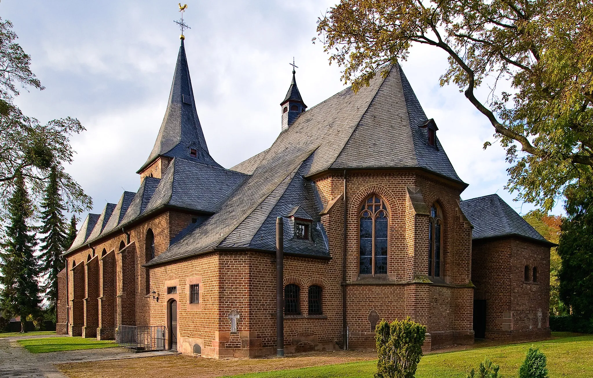 Photo showing: Kirche St. Laurentius in Quadrath-Ichendorf. Ortsteil von Bergheim im Rhein-Erftkreis