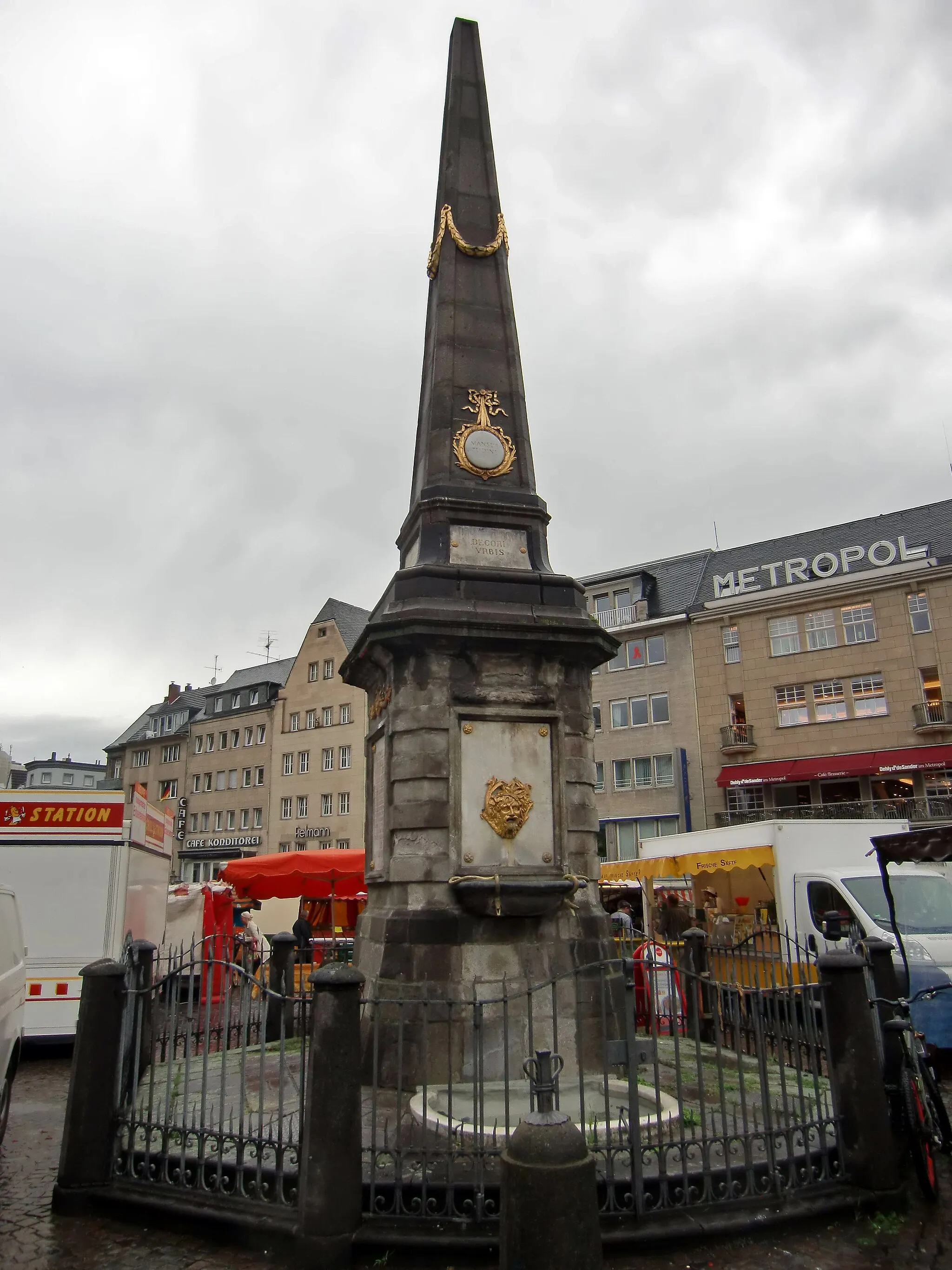 Photo showing: Fountain on the market at Bonn, Germany