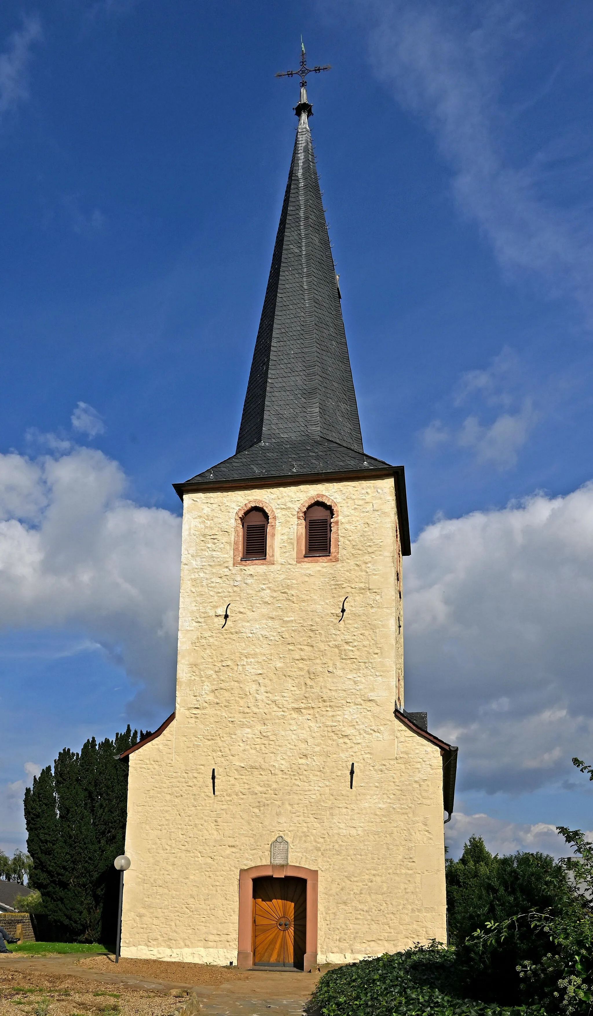 Photo showing: St. Gertrudis (Juntersdorf), Westfassade mit Turm und Portal (15./16. Jh.)