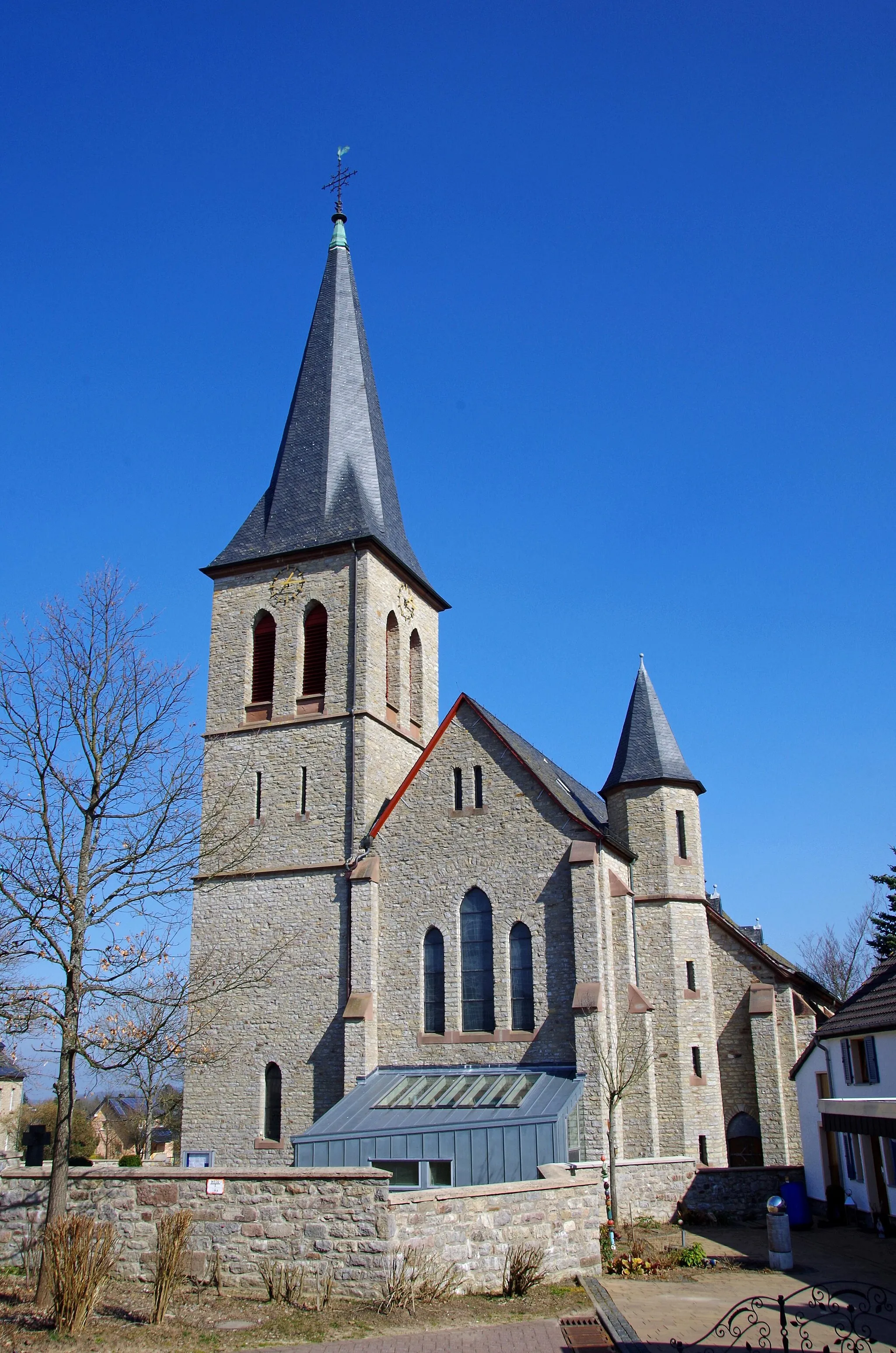 Photo showing: St. Stefan (Sistig), Kirchturm und Südostfassade