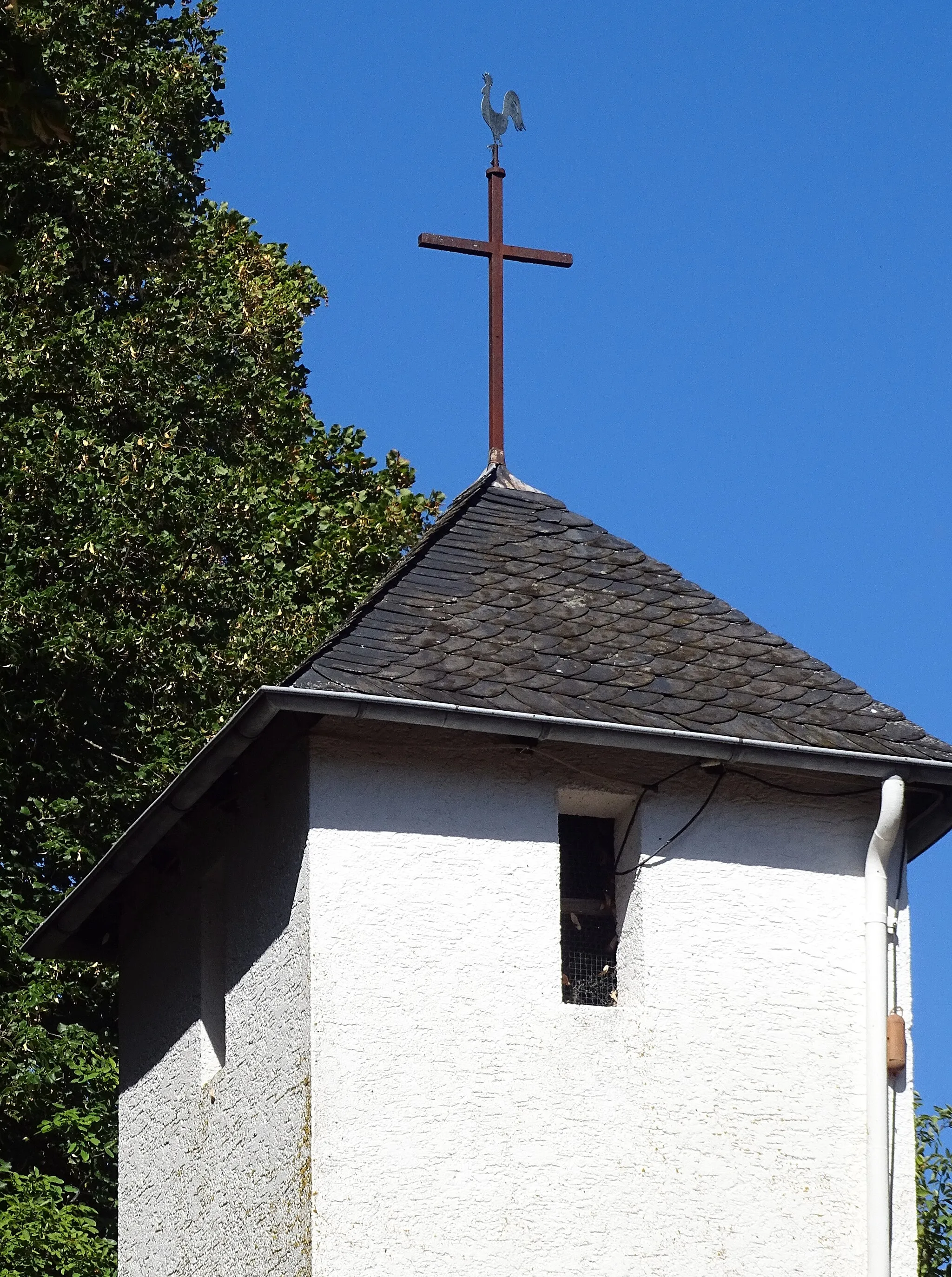 Photo showing: Catholic chapel of St. Michael in Schützendorf, St.-Michael-Straße: partial view of the bell tower with cross and weathercock.