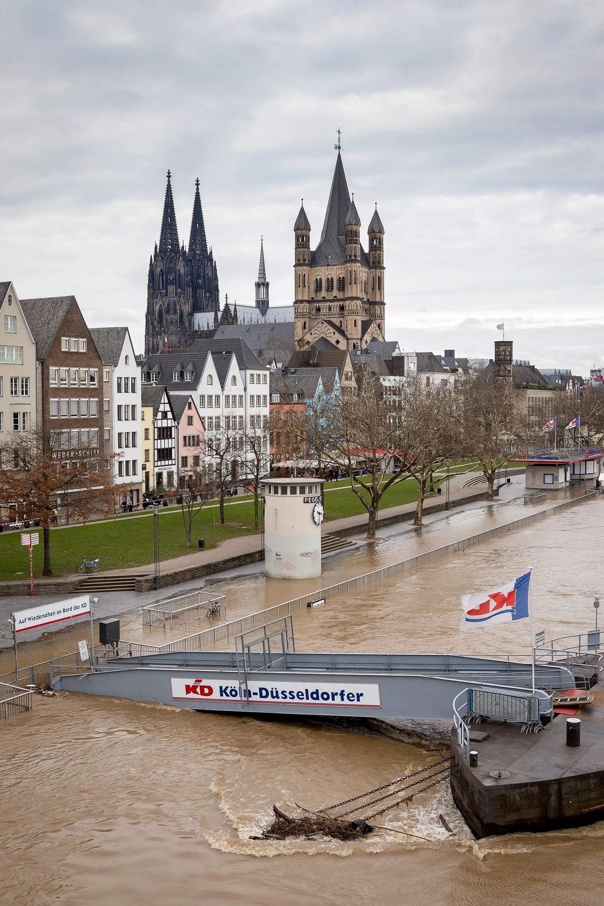 Photo showing: Stream gauge with floods of river Rhine in Cologne, January 7 in Germany.