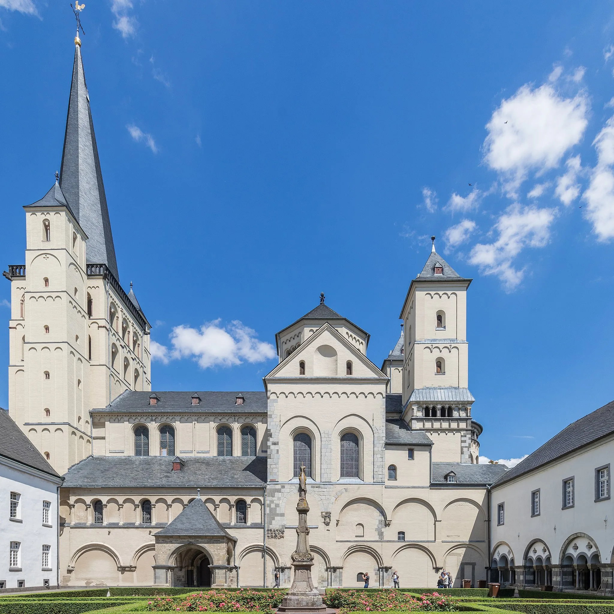 Photo showing: Abteikirche St. Nikolaus der Abtei Brauweiler. Im Vordergrund die Mariensäule im Marienhof