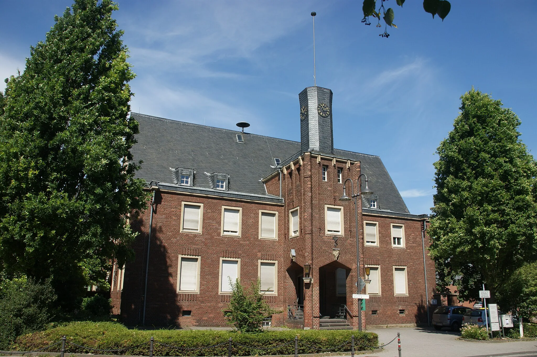 Photo showing: Pulheim-Brauweiler, denkmalgeschütztes ehemaliges Rathaus Konrad-Adenauer-Platz