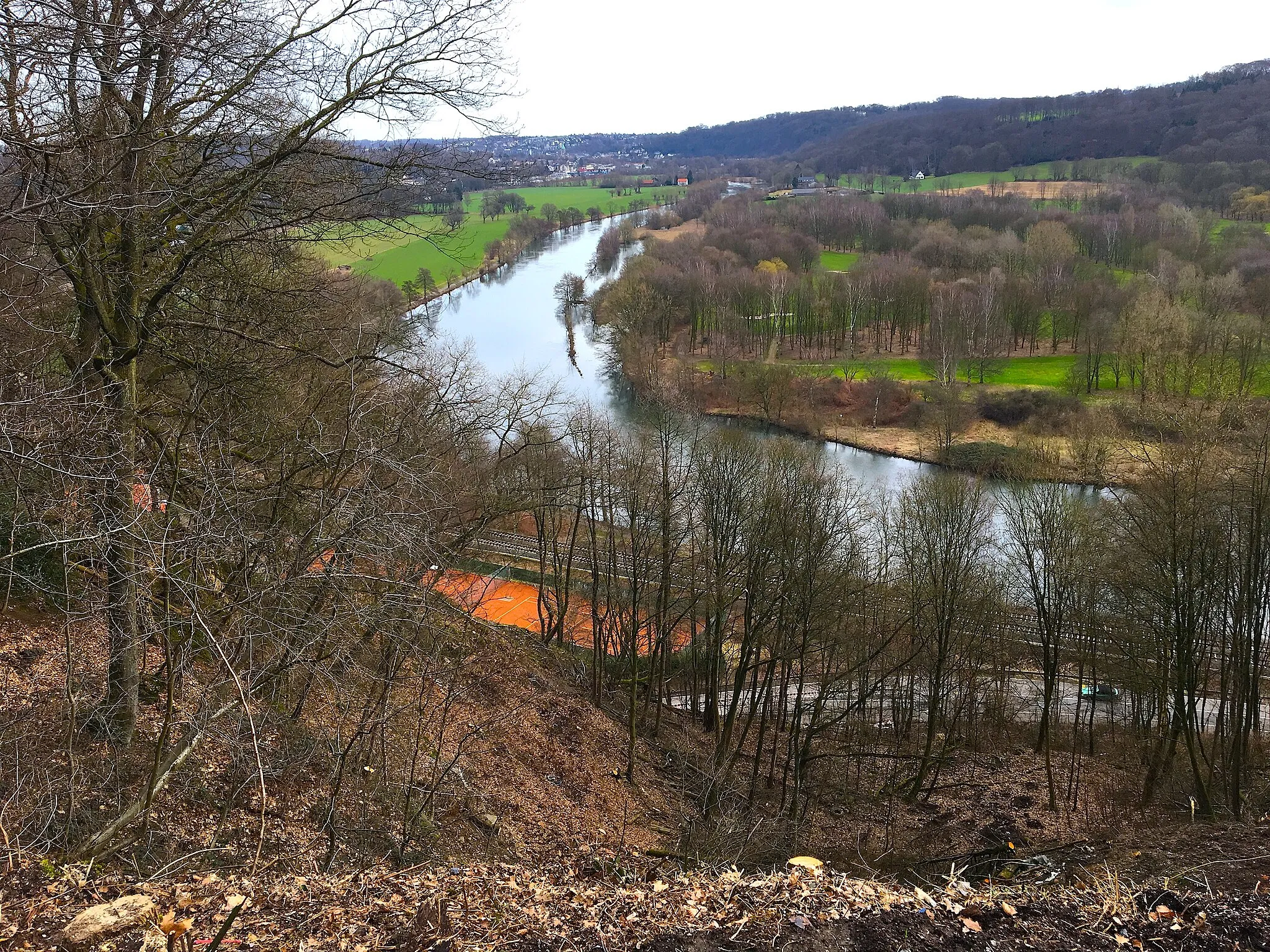 Photo showing: Линейный поход-экскурсия жителей Дюссельдорфа и окрестных городов. От Эссен-Кеттвиг до Эссен-Верден через астрономическую обсерваторию имени Вальтера Гомана. Всего 9 км. 4 марта 2017. Вид на Рур.