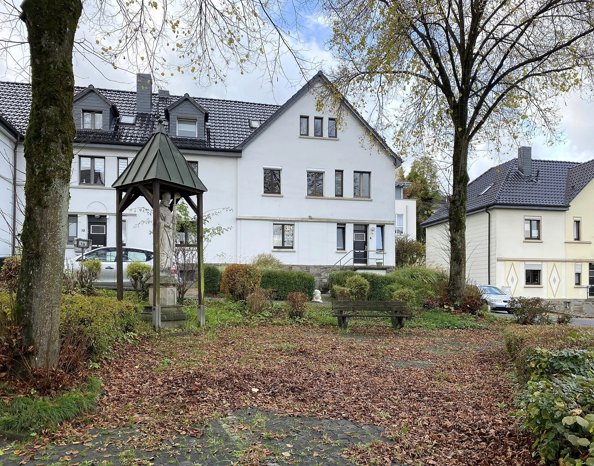 Photo showing: kleine Grünfläche mit Statue des heiligen Engelbert (1870) - ehem. Brunnenfigur am Marktplatz - jetzt Engelbertusstraße 3 (Wipperfürth)