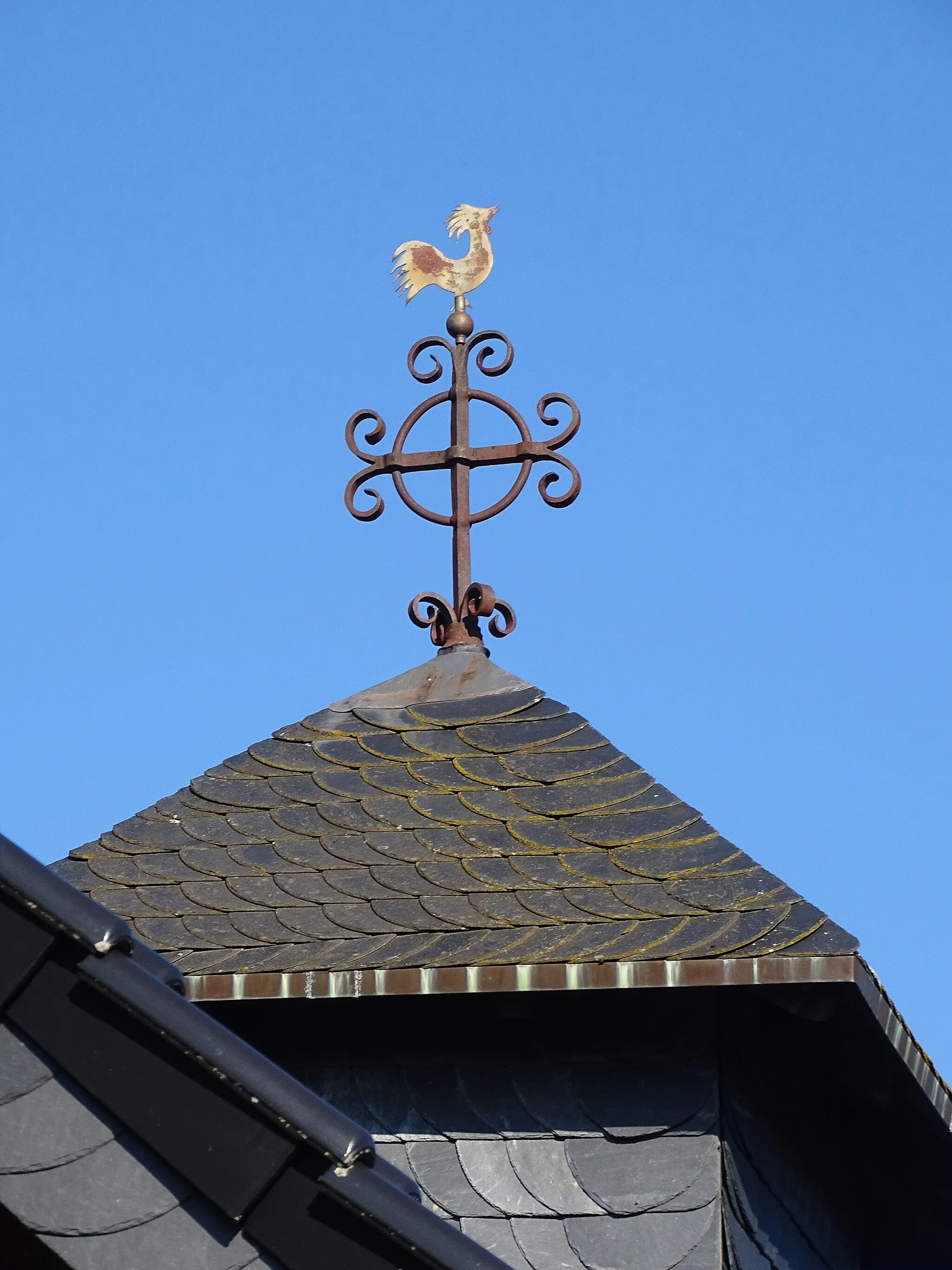 Photo showing: Chapel of the Sorrowful Mother in Maulbach zwischen Hartweg und Tannenweg: partial view of the turret with cross and weathercock.