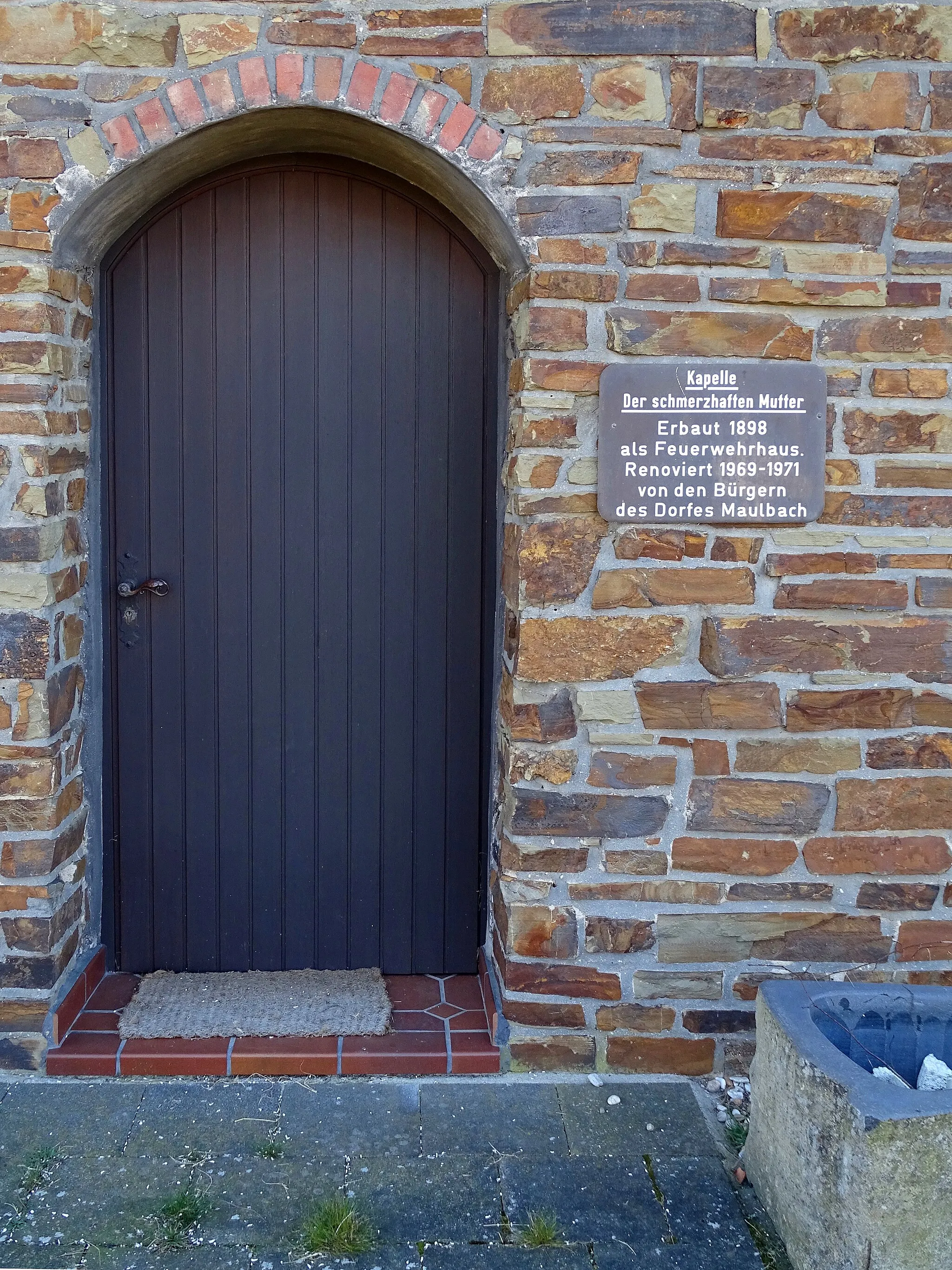 Photo showing: Entrance and information board of the Chapel of the Sorrowful Mother in Maulbach between Hartweg and Tannenweg.