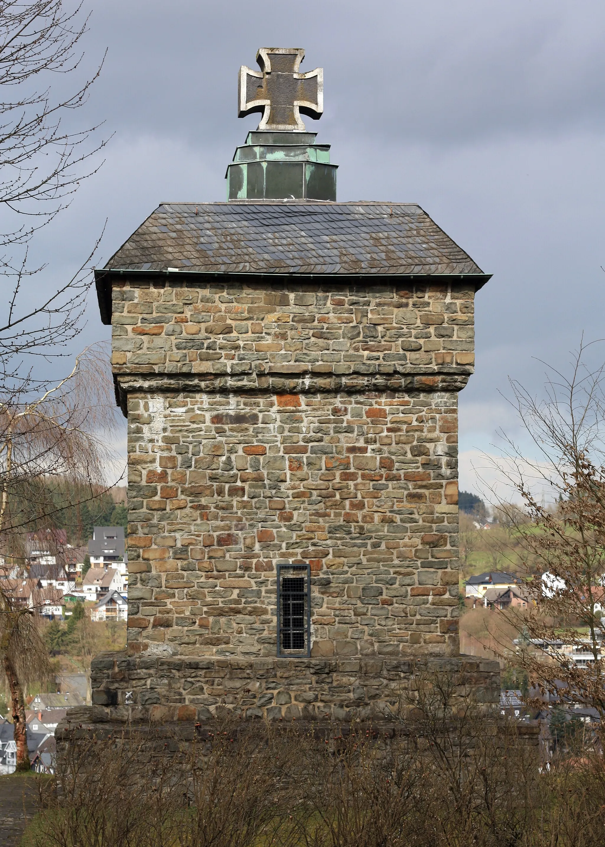 Photo showing: Kriegsgefallen-Ehrenmal, in der Form eines Festungsturms mit eisernem Kreuz von 1920/30 in Morsbach in der Jähhardt. Beschriftung: Unseren gefallenen Helden ~ Die dankbare Gemeinde ~ Vergiss mein Volk die teuren Toten nicht. Baudenkmal der Gemeinde Morsbach auf der Grundlage des Denkmalschutzgesetzes Nordrhein-Westfalen (DSchG NRW). (IMG_5648)