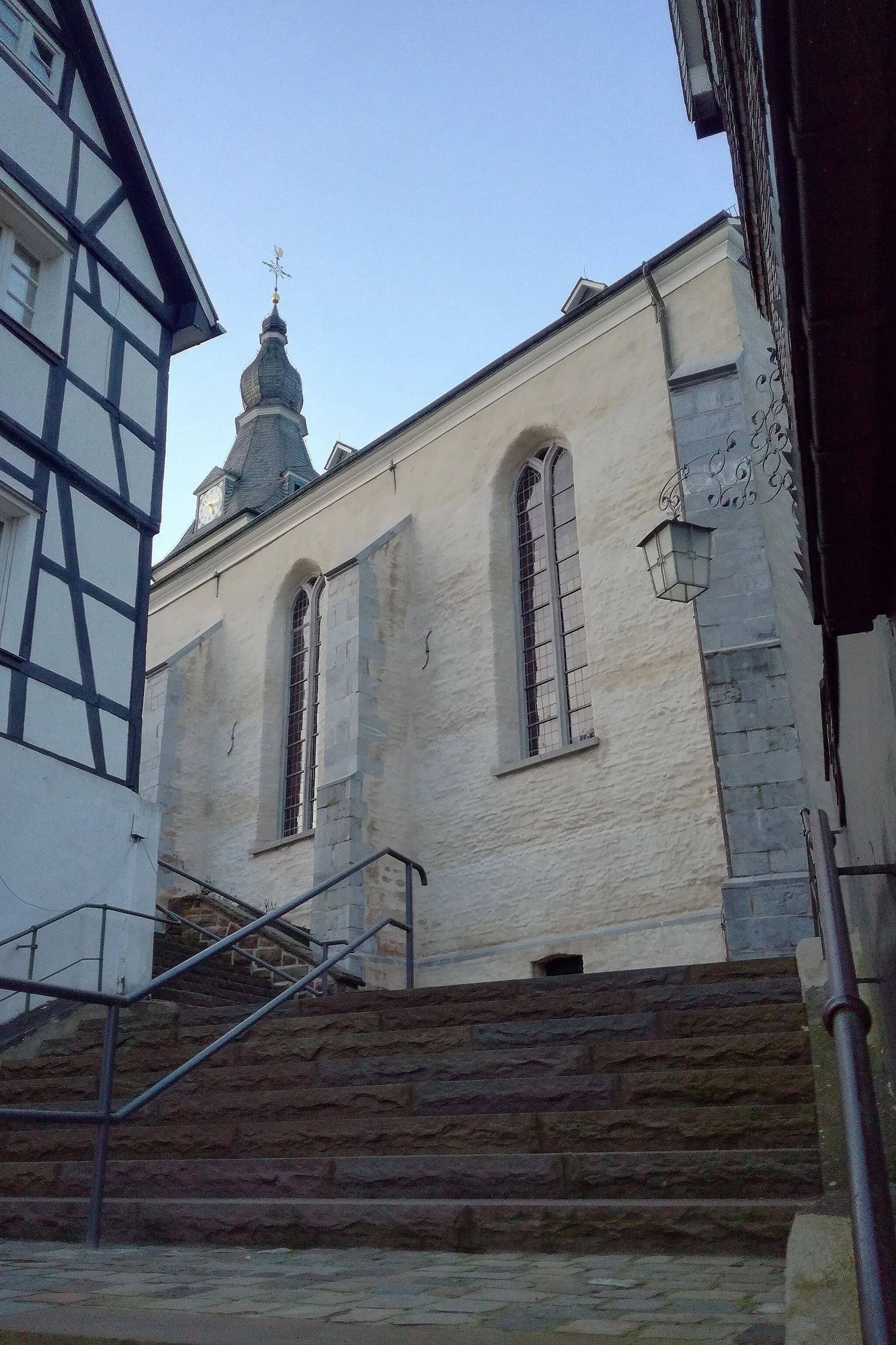 Photo showing: Neviges: Treppenaufgang zum Kirchplatz mit evangelischer Stadtkirche, von Südosten; Januar 2020