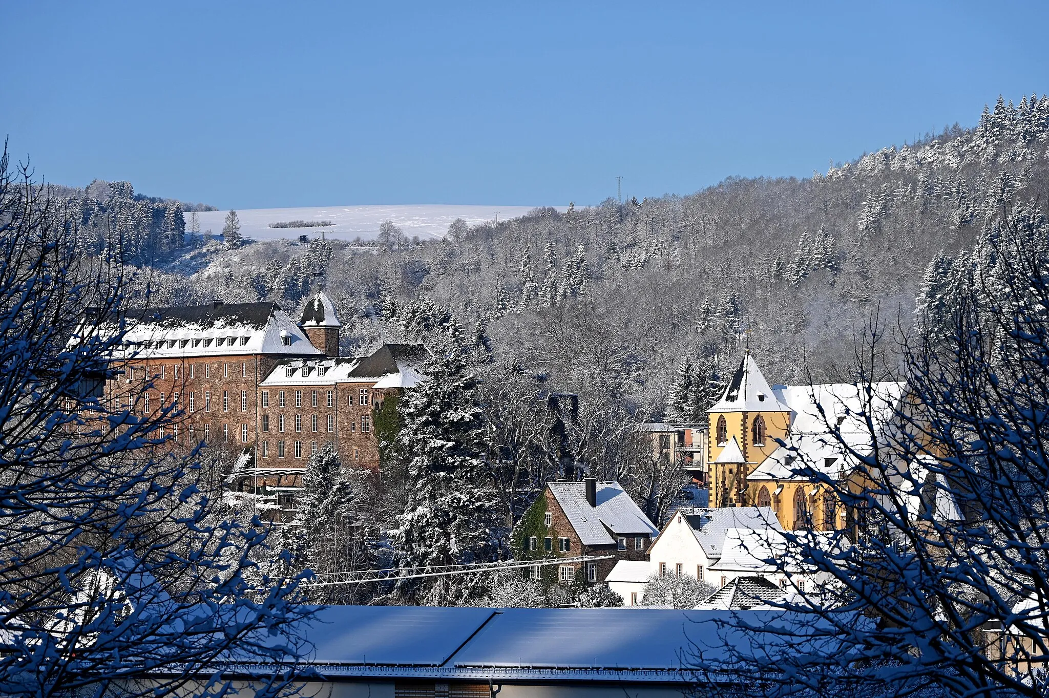 Photo showing: Schleiden, Schloss und Schlosskirche im Schnee vom Ruppenberg aus