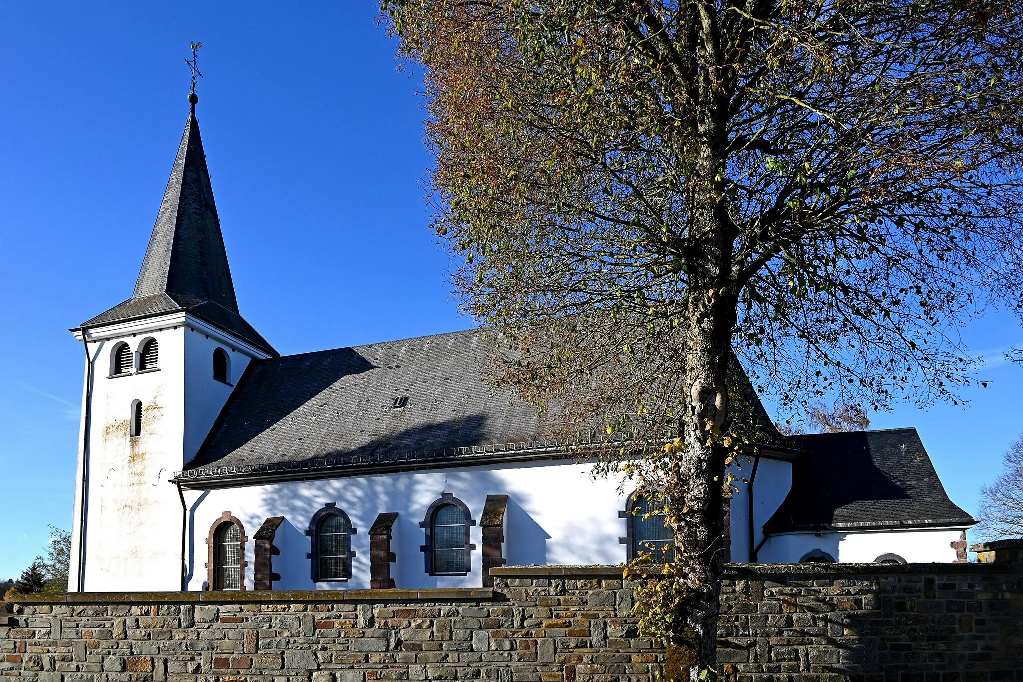 Photo showing: St. Anna (Wirtzfeld) von 1601, mittelalterlicher Turm, Süseite mit Kirchhofsmauer