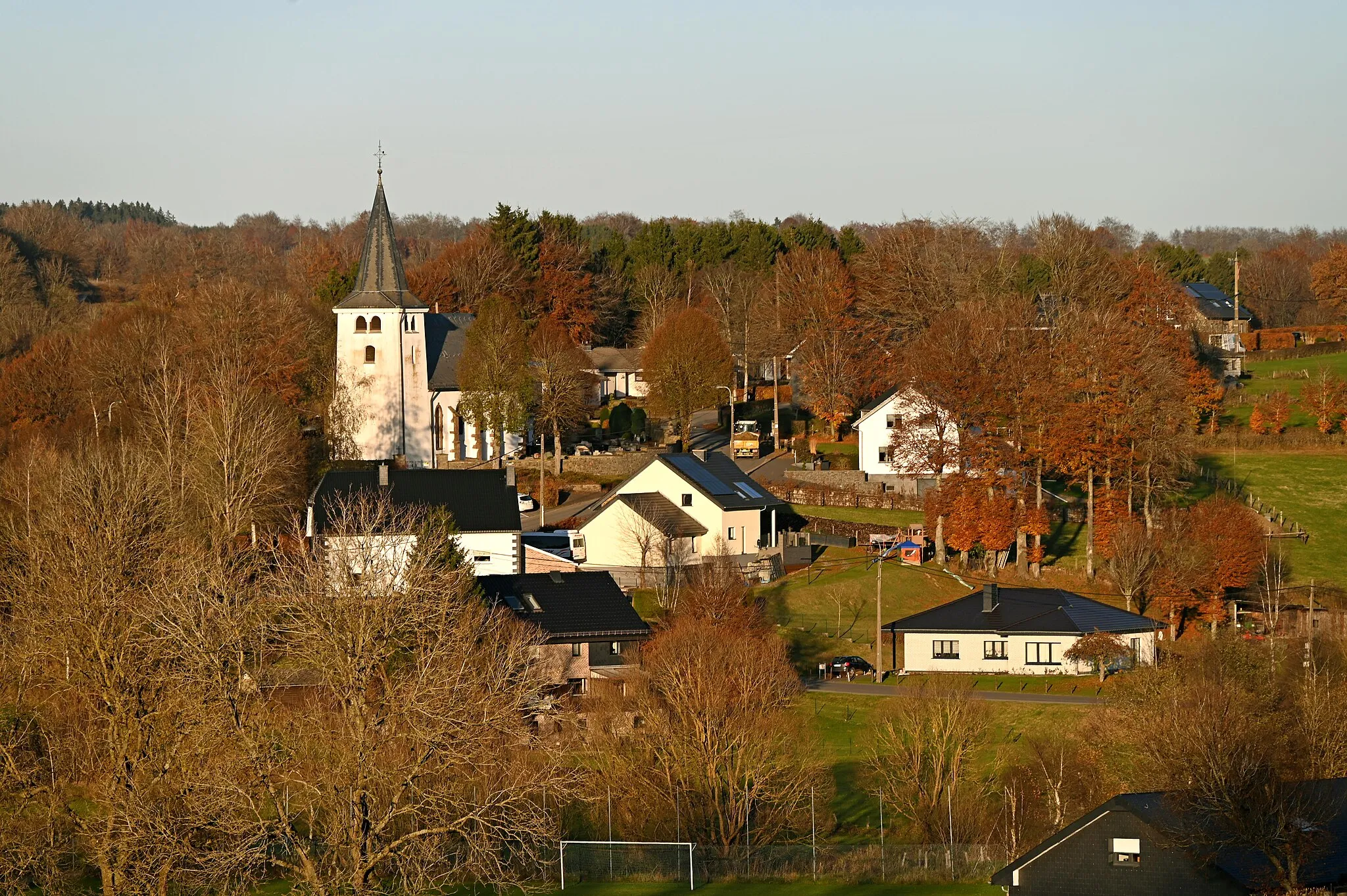 Photo showing: Wirtzfeld, Südwestansicht mit St. Anna-Kirche