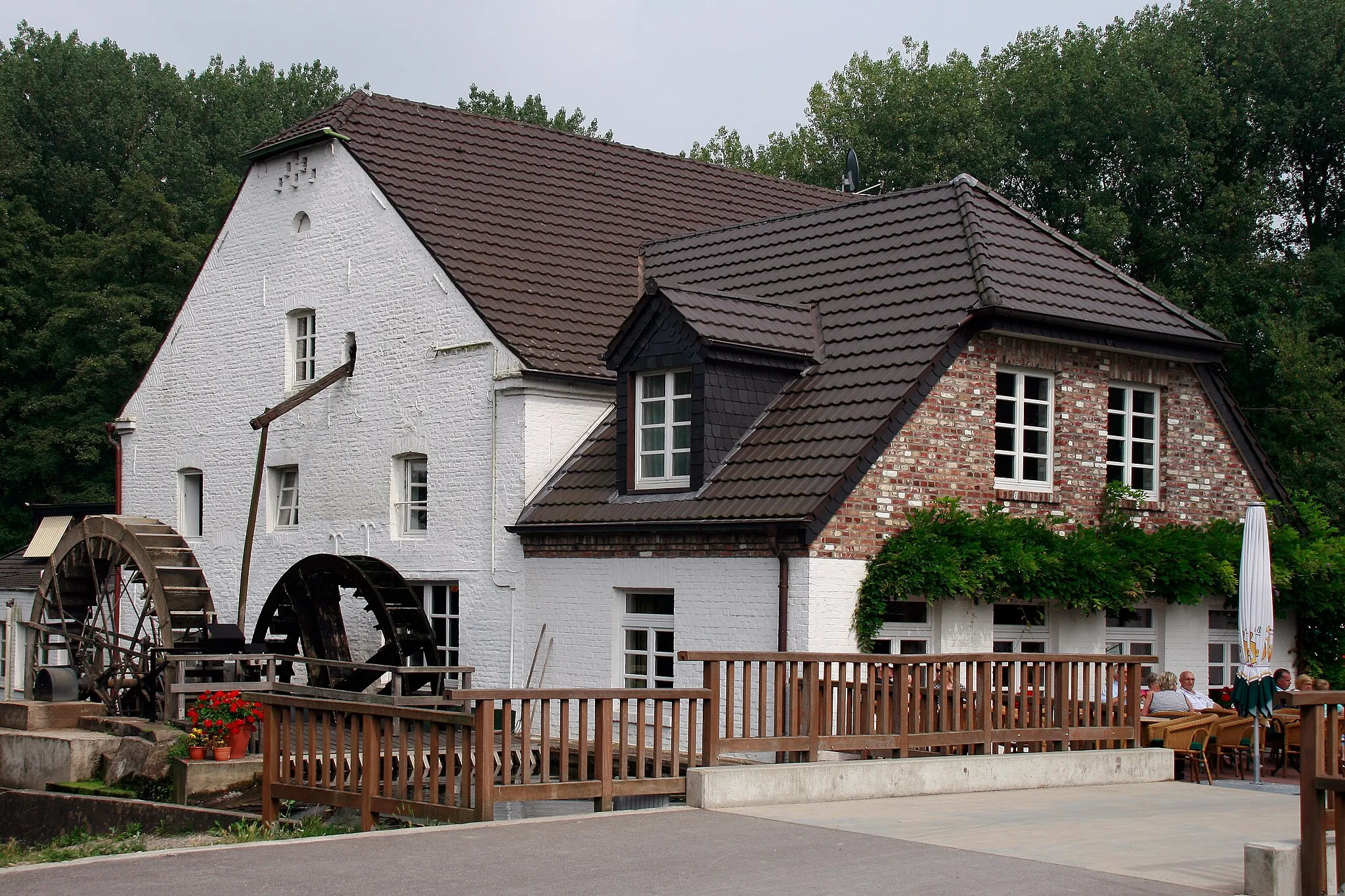 Photo showing: Die am nördlichen Abfluss des Hariksees gelegene Mühlrather Mühle ist die älteste Wassermühle am Niederrhein (anno 1447). Sie ist die einzige Schwalmmühle, an der sich noch zwei erhaltene Mühlräder drehen. Aus dem ihr vorgelagerten Hariksee erhält sie ihr Wasser, dem einzigen größeren Schwalmsee. Heute wird in der Mühle ein Hotelrestaurant betrieben. - Amern, Mühlrather Mühle 2