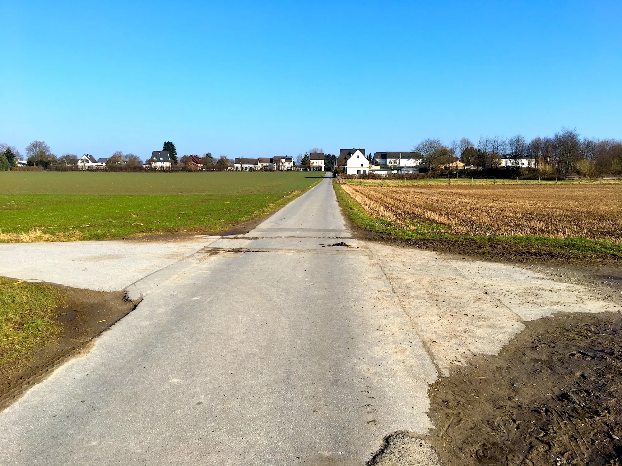 Photo showing: Полевая улица-дорога в городе Лангенфельд (на Рейне) (Северный Рейн-Вестфалия), Германия. 13 февраля 2017.