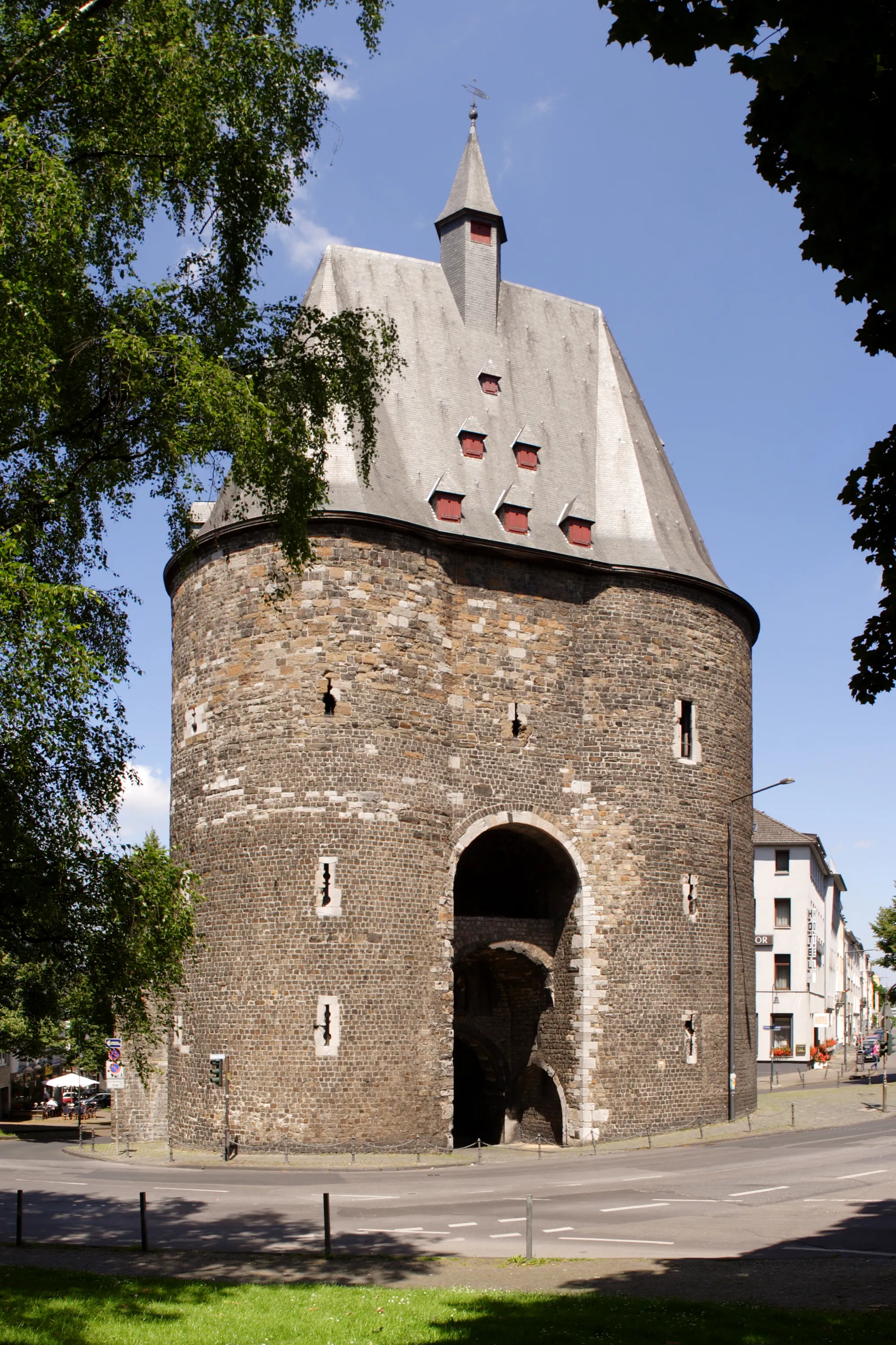 Photo showing: This image shows a building called Marschiertor. It once was part of the defensive wall of Aachen, Germany. The image is stitched from 3 frames.