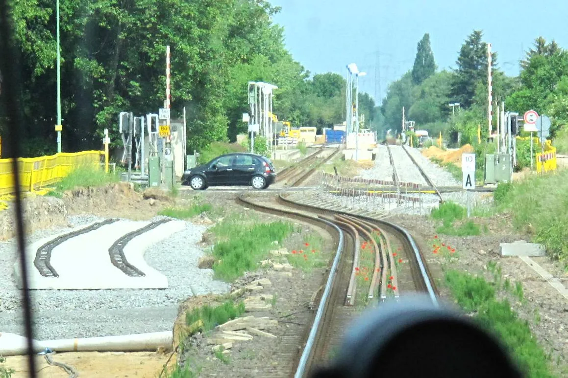 Photo showing: Im Mai 2011 wurde die Station Huchem-Stammeln wieder zum Kreuzungsbahnhof ausgebaut; hierzu wurden Gleise verschwenkt und neu gebaut. Blick in Richtung Jülich.