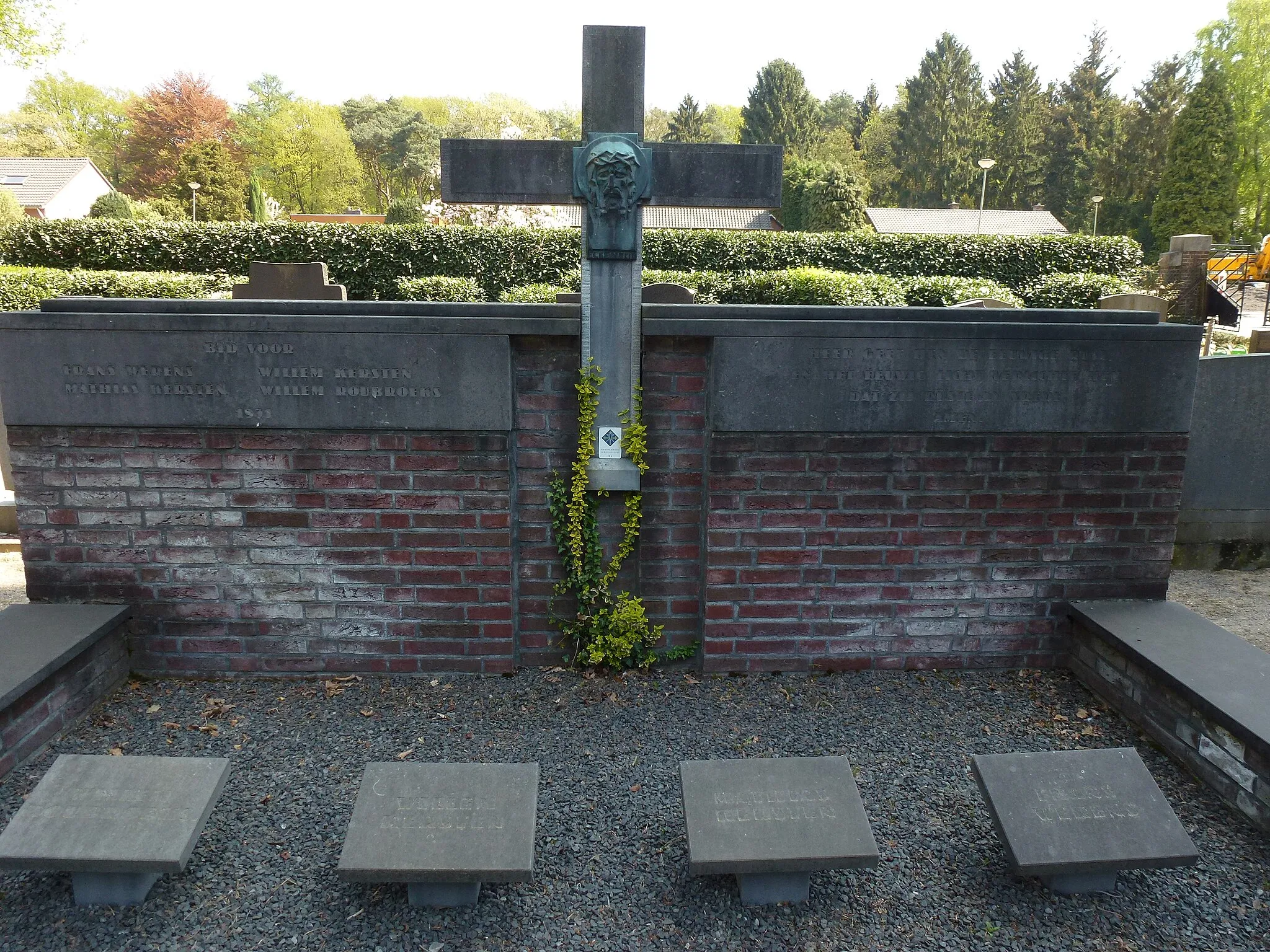 Photo showing: Maria-Hoop (Echt-Susteren) kerkhof, kruis groepsgraf