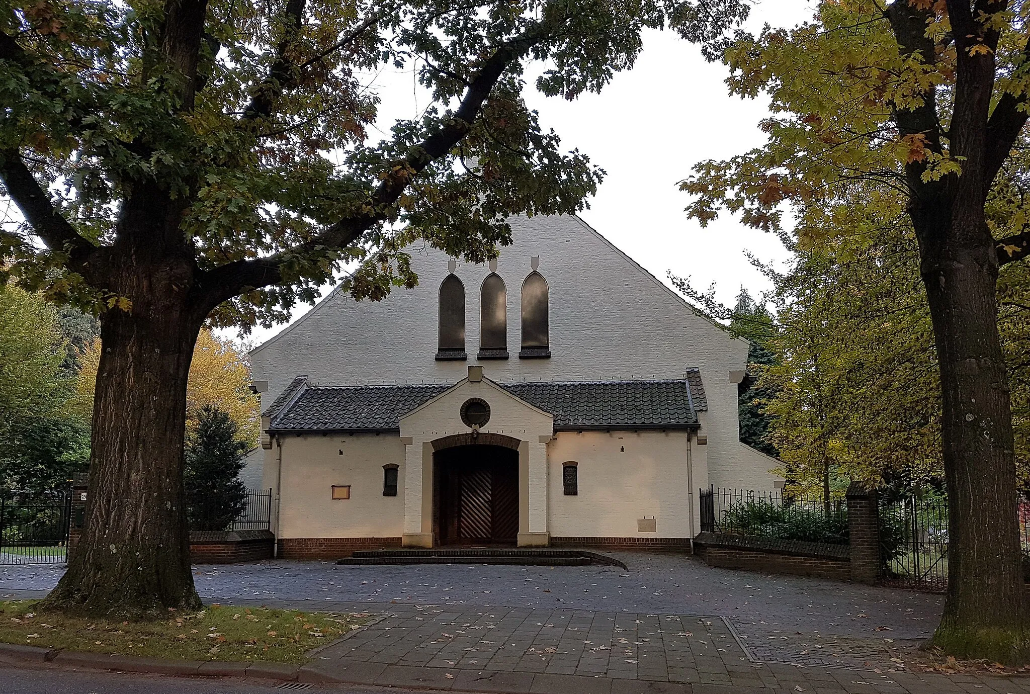 Photo showing: Former RC Church of Our Lady Virgin of the Poor at Zandbergsweg  in Hoensbroek, a neighbourhood in Heerlen, South Limburg, the Netherlands.