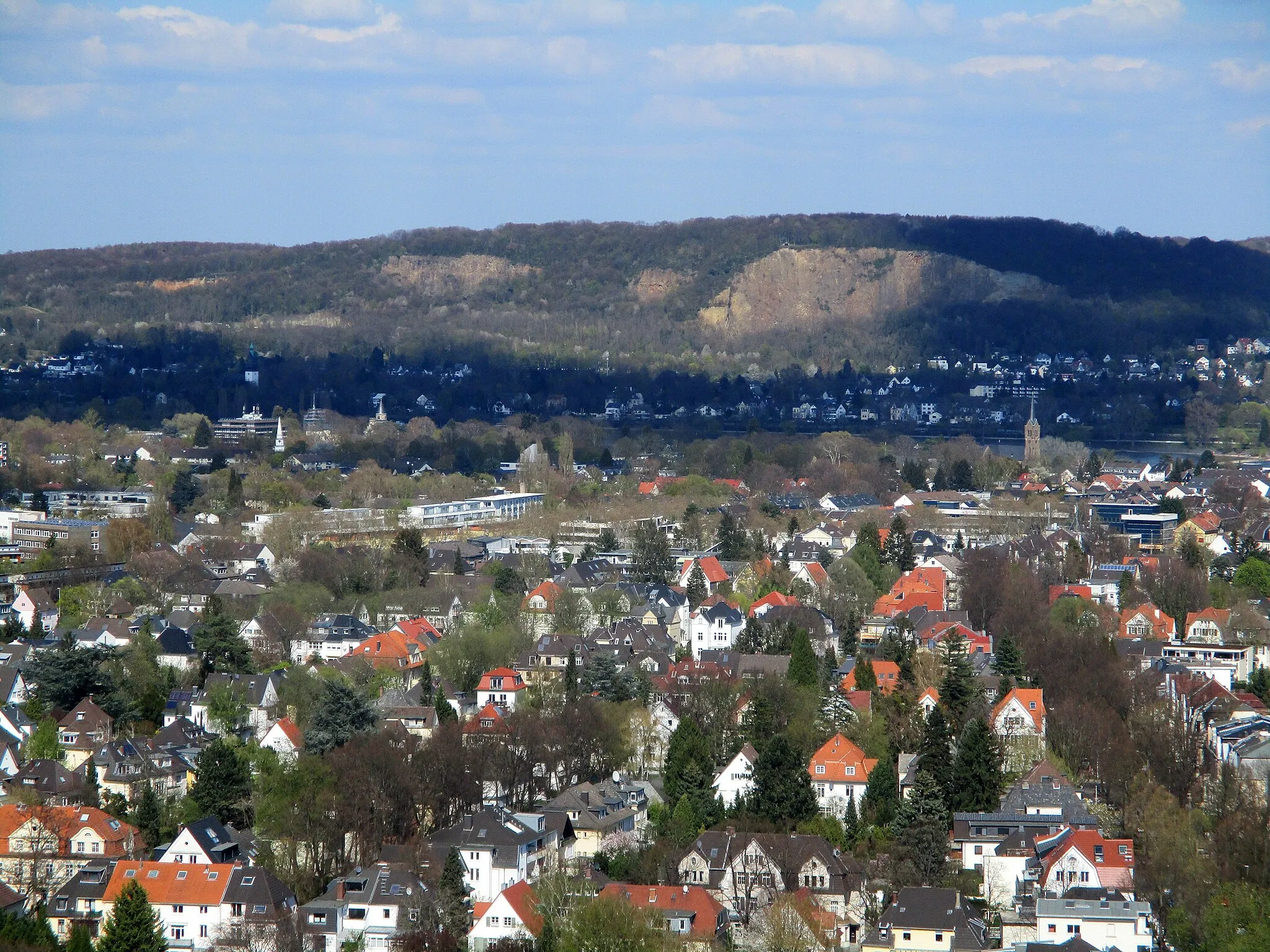 Photo showing: Blick vom Bergfried der Godesburg in Richtung Kuckstein (rechts) und Rabenlay (links)