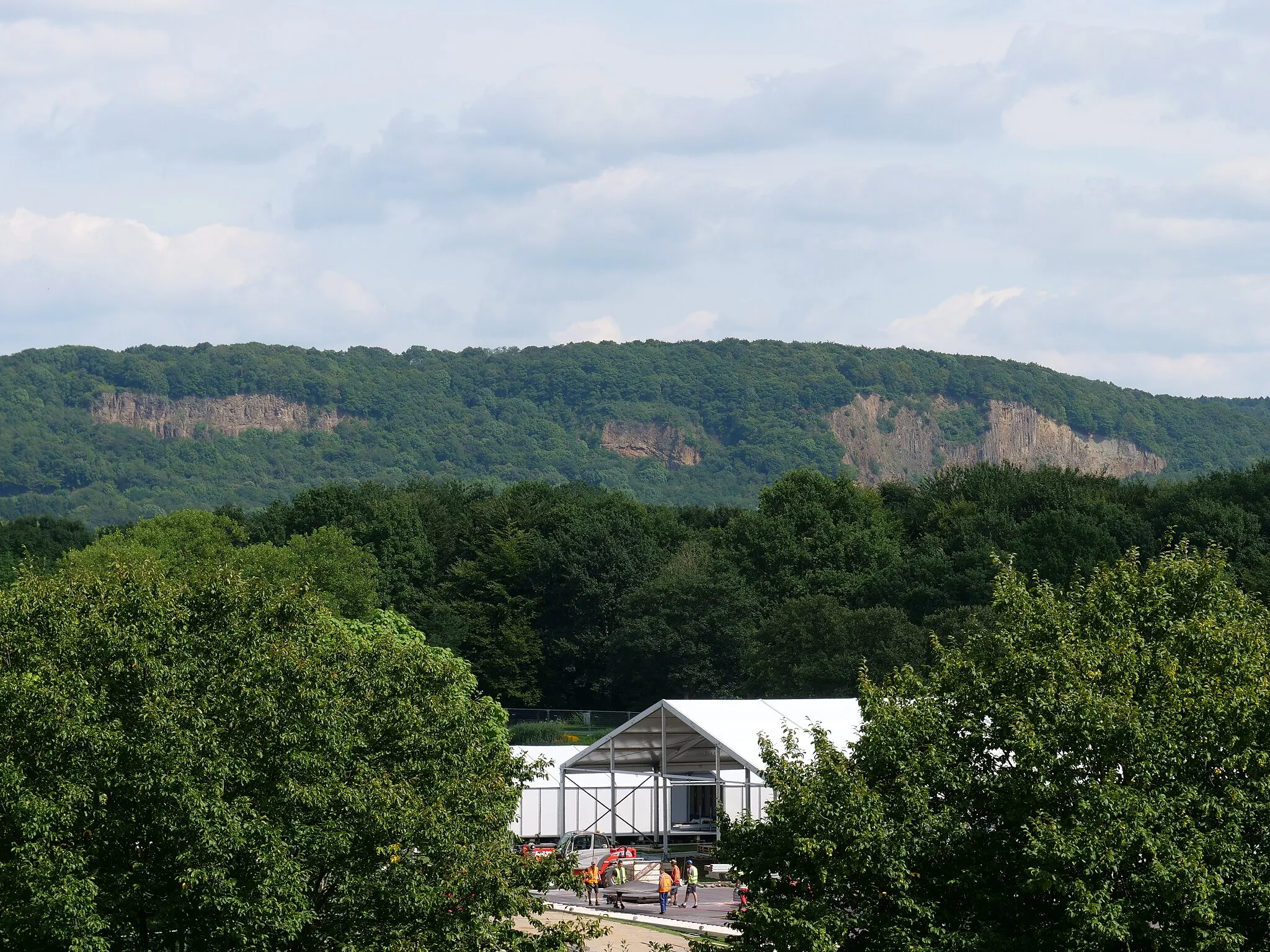 Photo showing: Aufbau provisorischer Konferenzhallen in den Bonner Rheinauen für die 23. UN-Klimakonferenz; im Hintergrund die Rabenlay (links) und der Kuckstein (rechts).