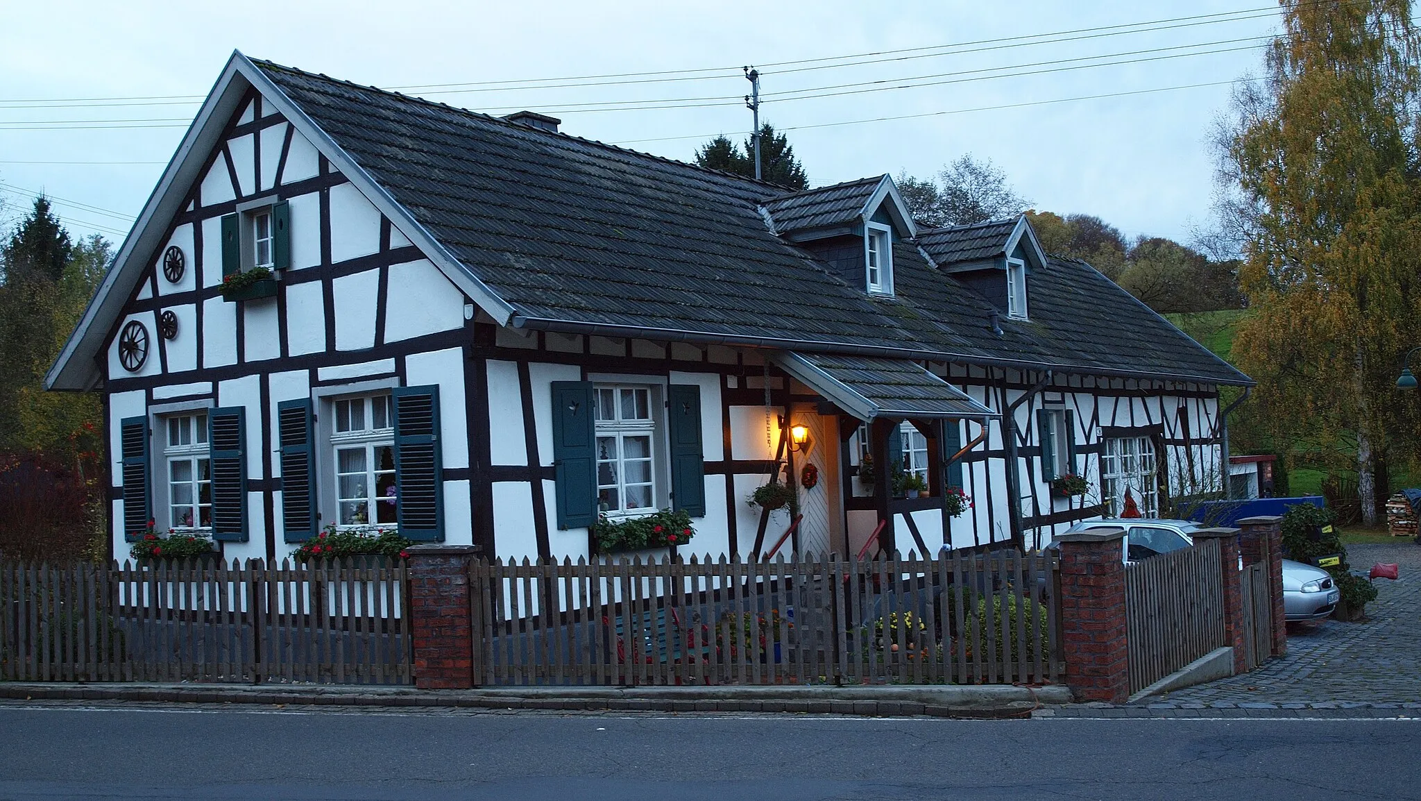 Photo showing: Denkmalgeschütztes Fachwerkhaus (ehemalige Schule), Gänsehof 10, Hanfmühle, Hennef (Sieg)