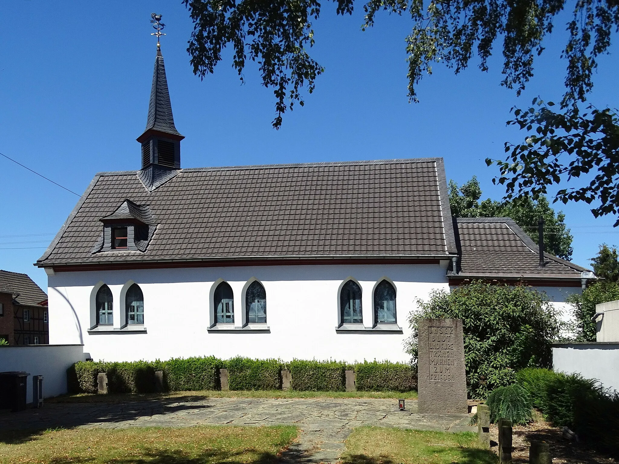 Photo showing: Military cemetery in Hausweiler, Euskirchener Straße at the chapel of St. Anna