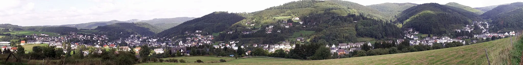 Photo showing: Adenau/Eifel in einer Panoramaaufnahme von Süd