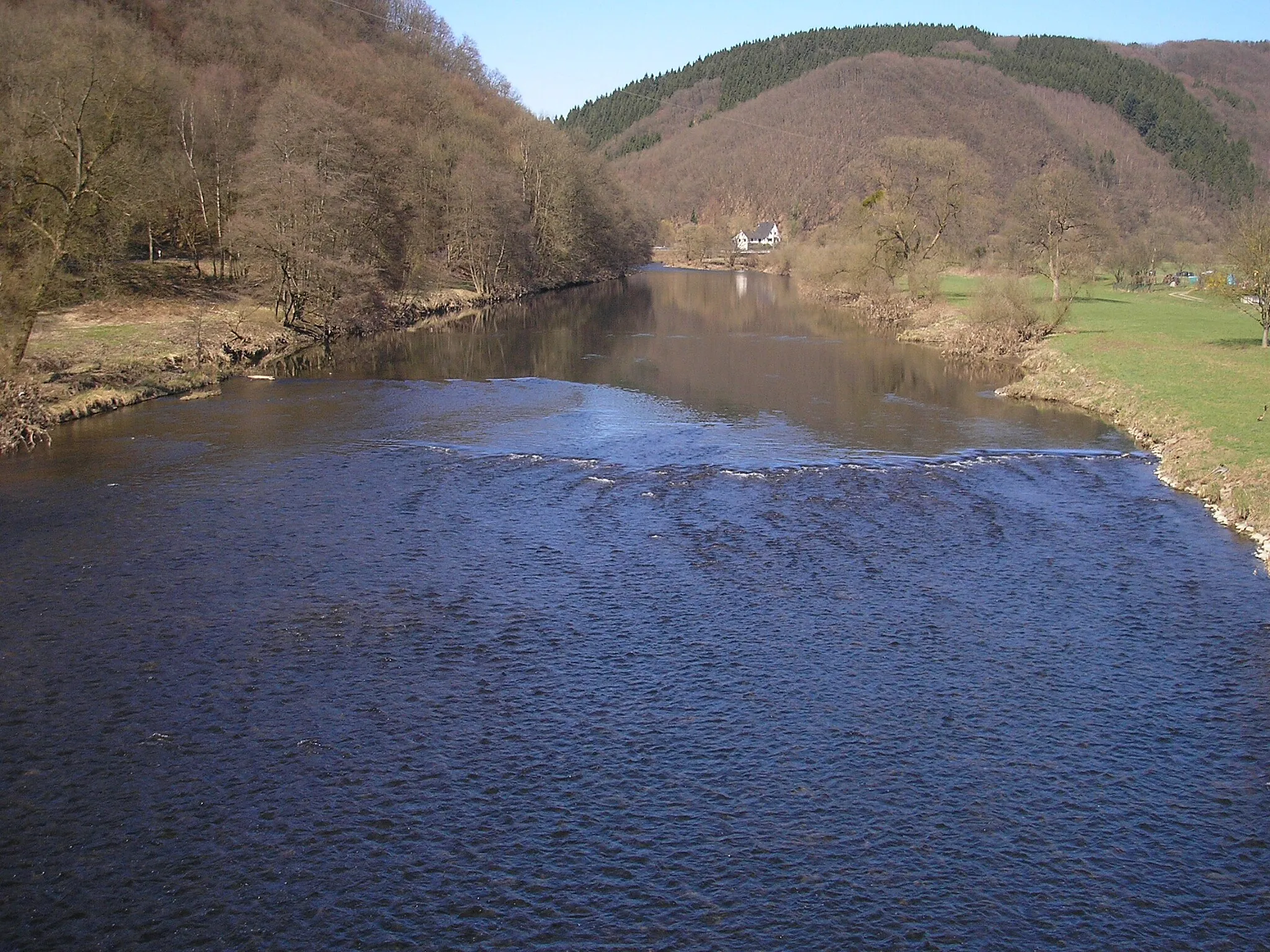 Photo showing: Windeck-Kaltbachmühle, Blick siegaufwärts von der Brücke Röcklingen